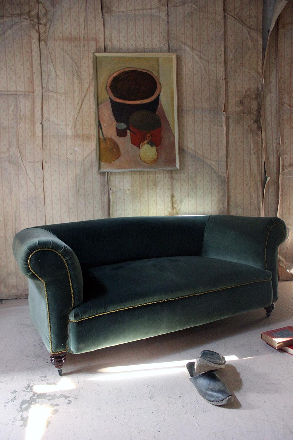 Late Victorian Green Velvet Upholstered Chesterfield Sofa, circa 1900 10