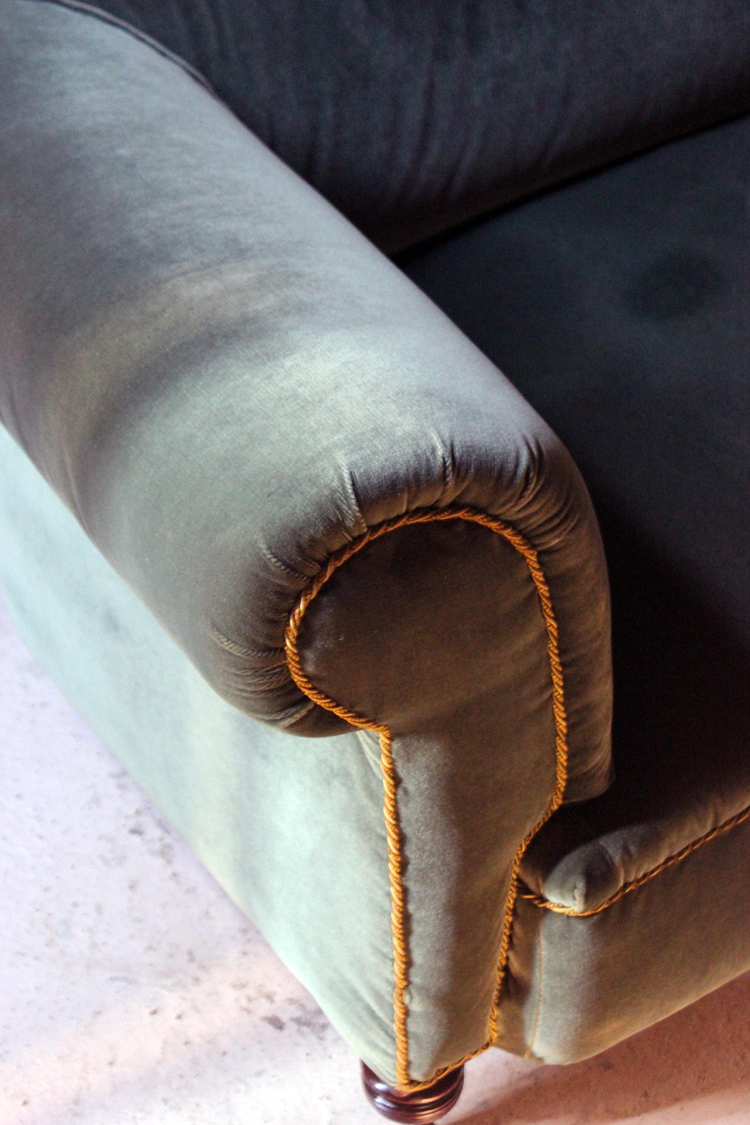 Early 20th Century Late Victorian Green Velvet Upholstered Chesterfield Sofa, circa 1900