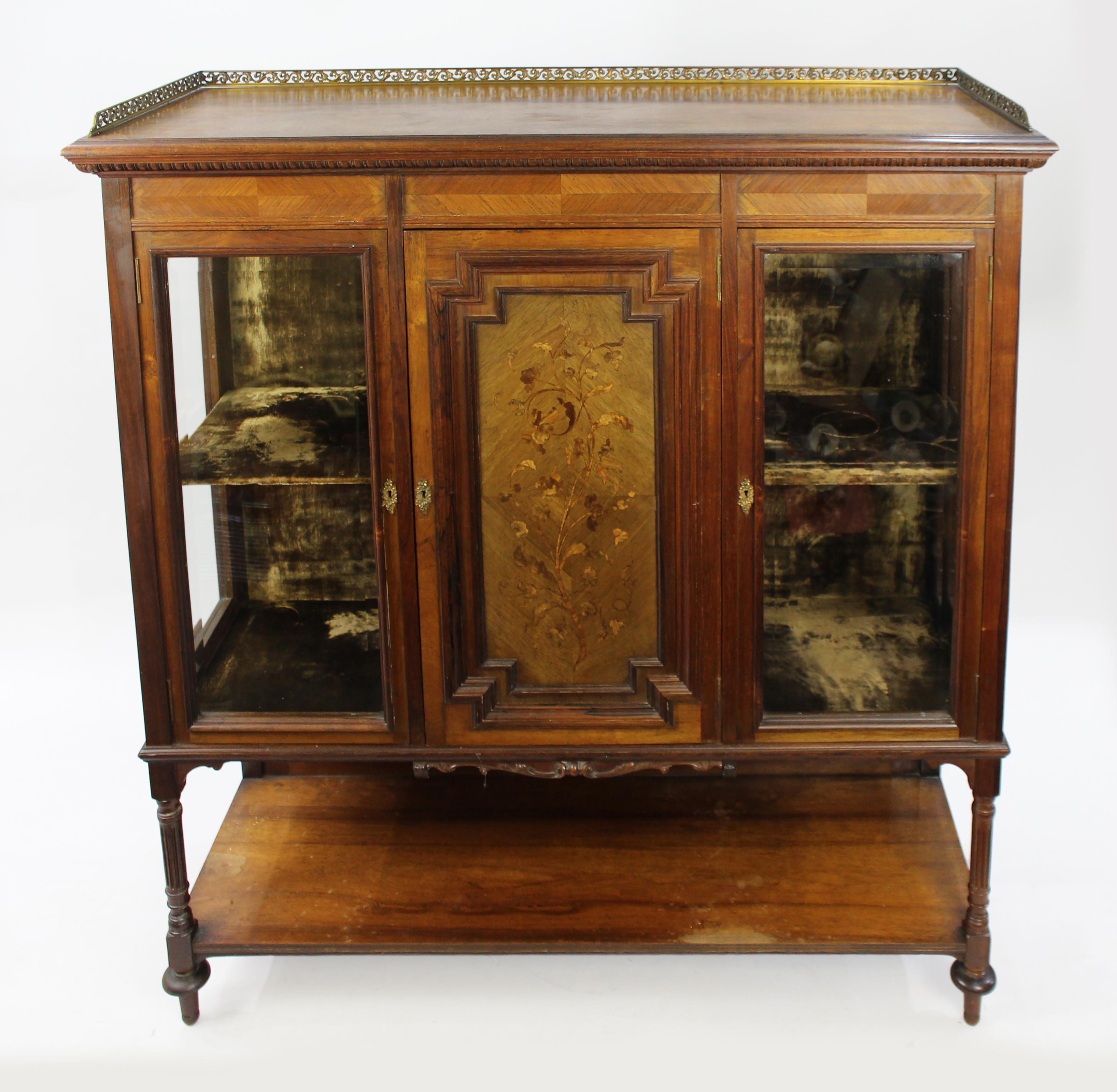 Late Victorian inlaid rosewood display cabinet

Measures: Width 122 cm 4 ft
Depth 45.5 cm 18 in
Height 130 cm 51 1/4 in
 
Period Victorian, English, c.1890

Wood rosewood, inlaid

Condition offered in good original condition. Sound