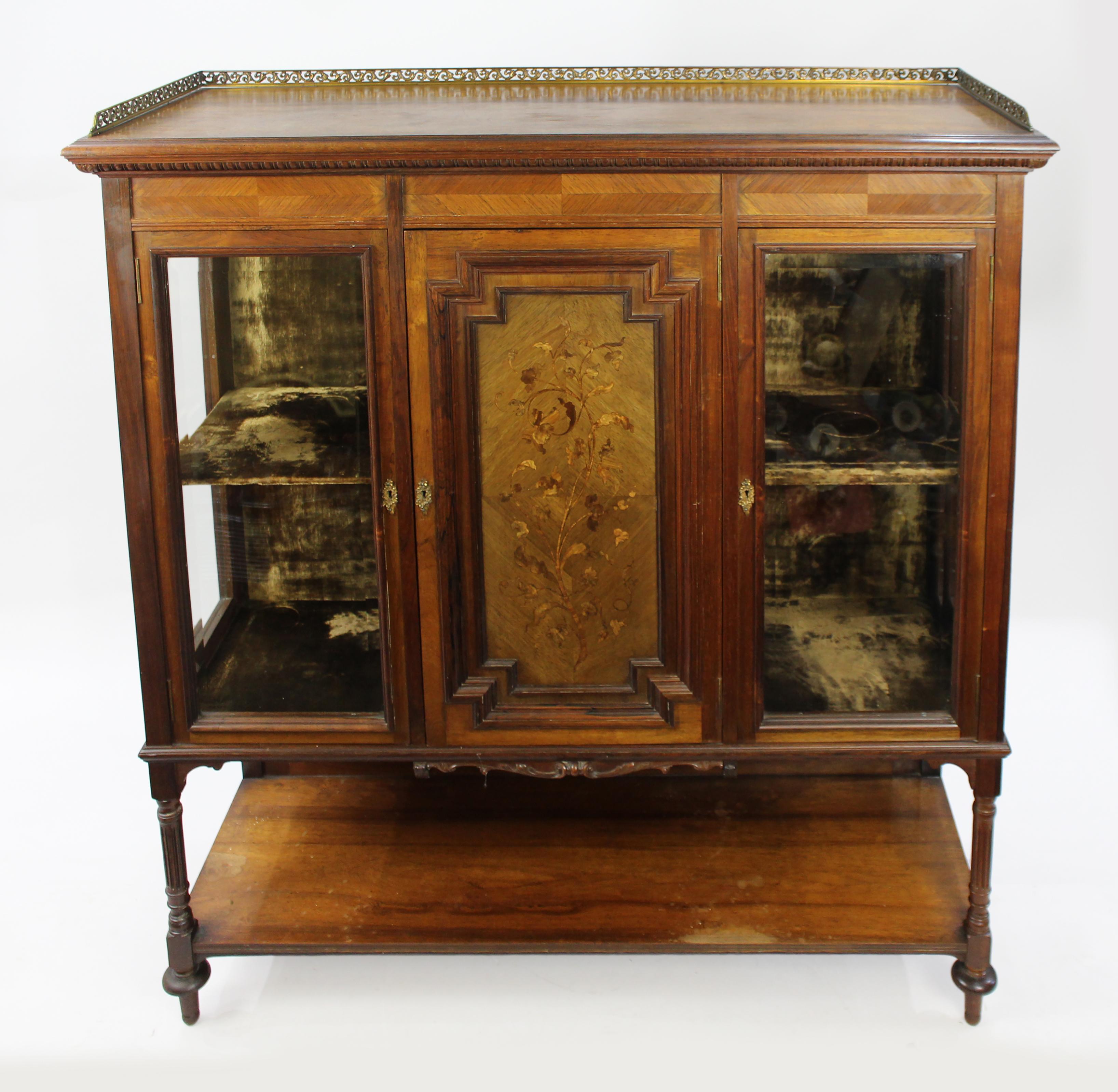Spätviktorianischer Schaukasten mit Intarsien aus Palisander
Zeitraum: CIRCA 1890  MATERIAL: Palisander, Holzintarsien, Messing
Herkunft: England

Diese elegante Vitrine aus Palisander mit Intarsien ist ein beeindruckendes Beispiel