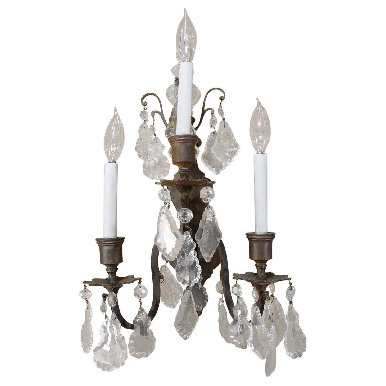 Coppia di appliques elettriche in bronzo e cristallo di epoca tardo-vittoriana/edoardiana, con perle di cristallo splendidamente tagliate su un apparecchio in bronzo massiccio. Ogni applique è caratterizzata da un design a 3 bracci e 3 luci, può