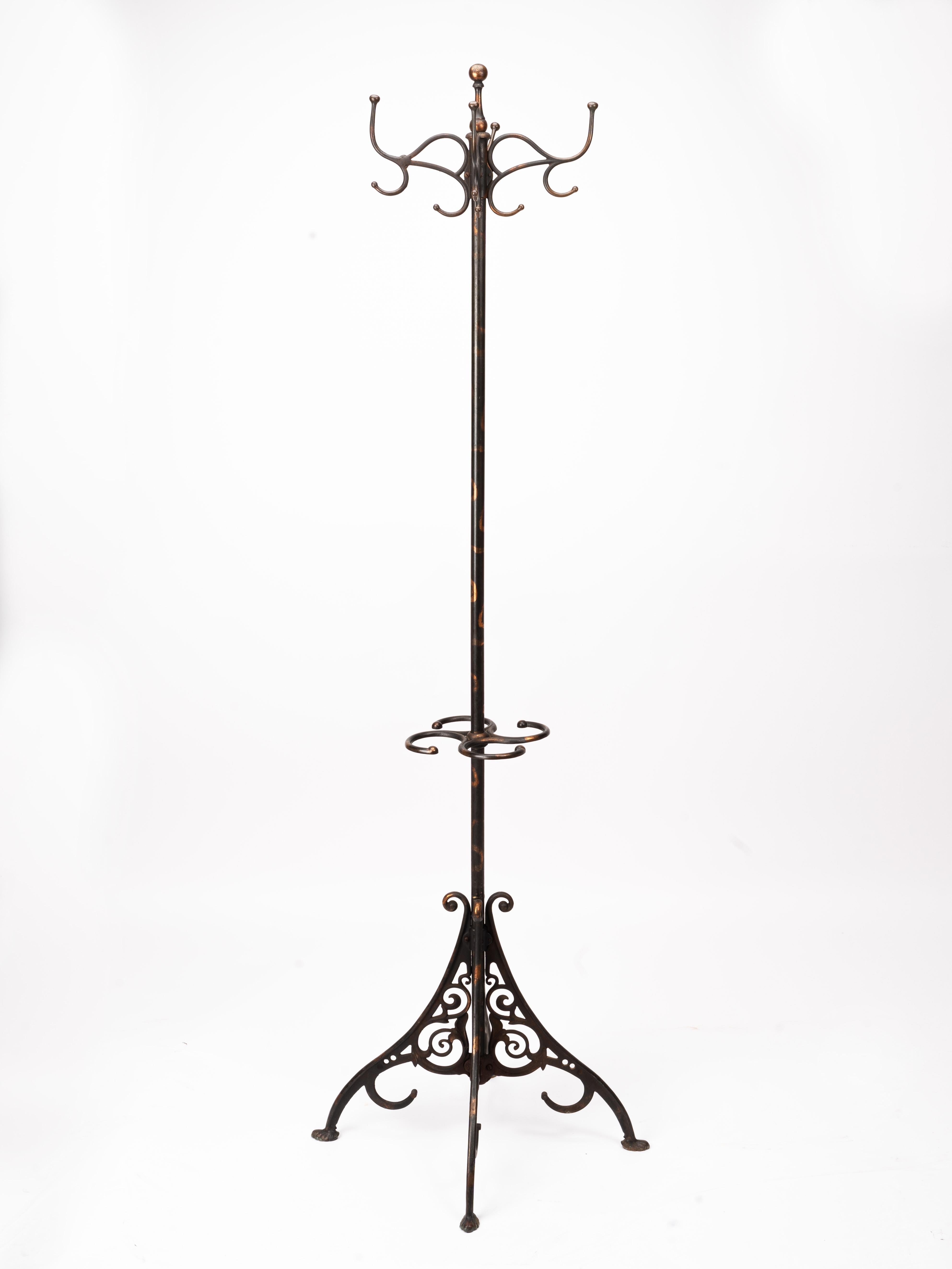 Notevole esempio di arredamento tardo-vittoriano, questo appendiabiti è caratterizzato da una bellissima finitura in ossido di rame del Giappone, il cui risultato è un rame lampeggiante accostato al nero della giapponesizzazione. La filigrana che