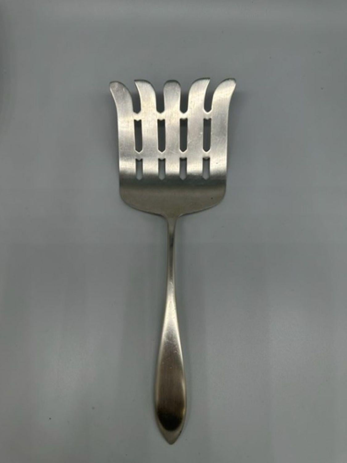 Late Victorian  Joseph Seymour Sterling Silver Asparagus Server Spoon In Excellent Condition For Sale In Van Nuys, CA