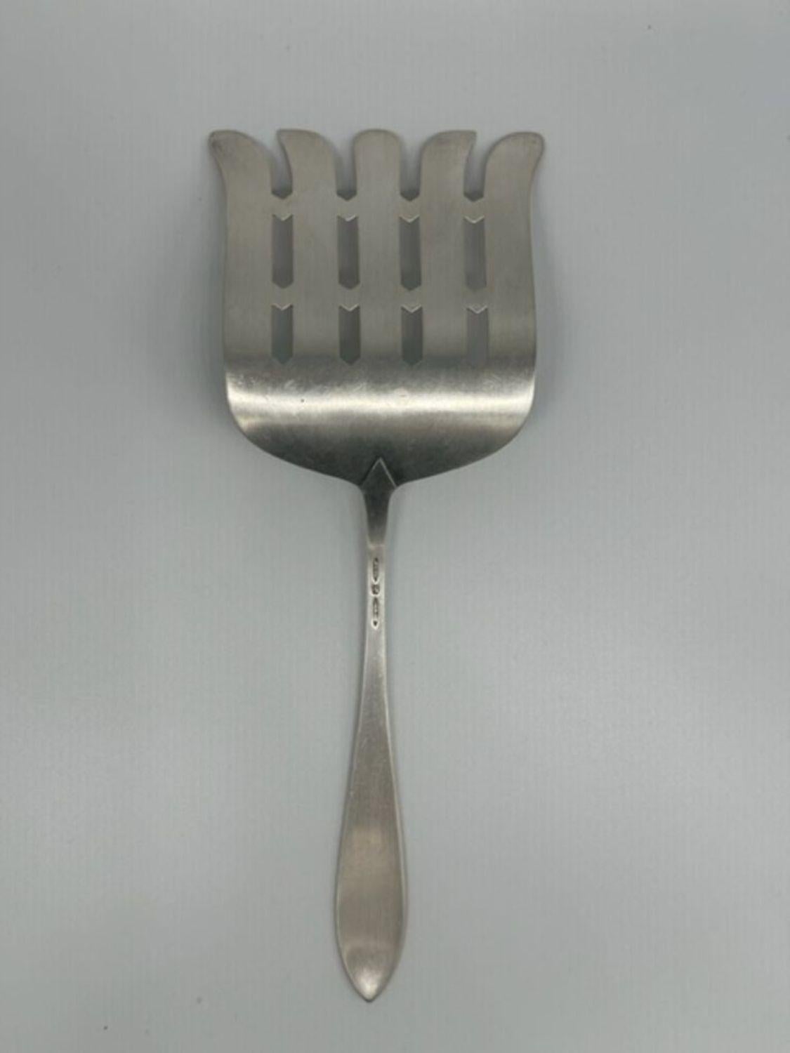 Late Victorian  Joseph Seymour Sterling Silver Asparagus Server Spoon For Sale 1