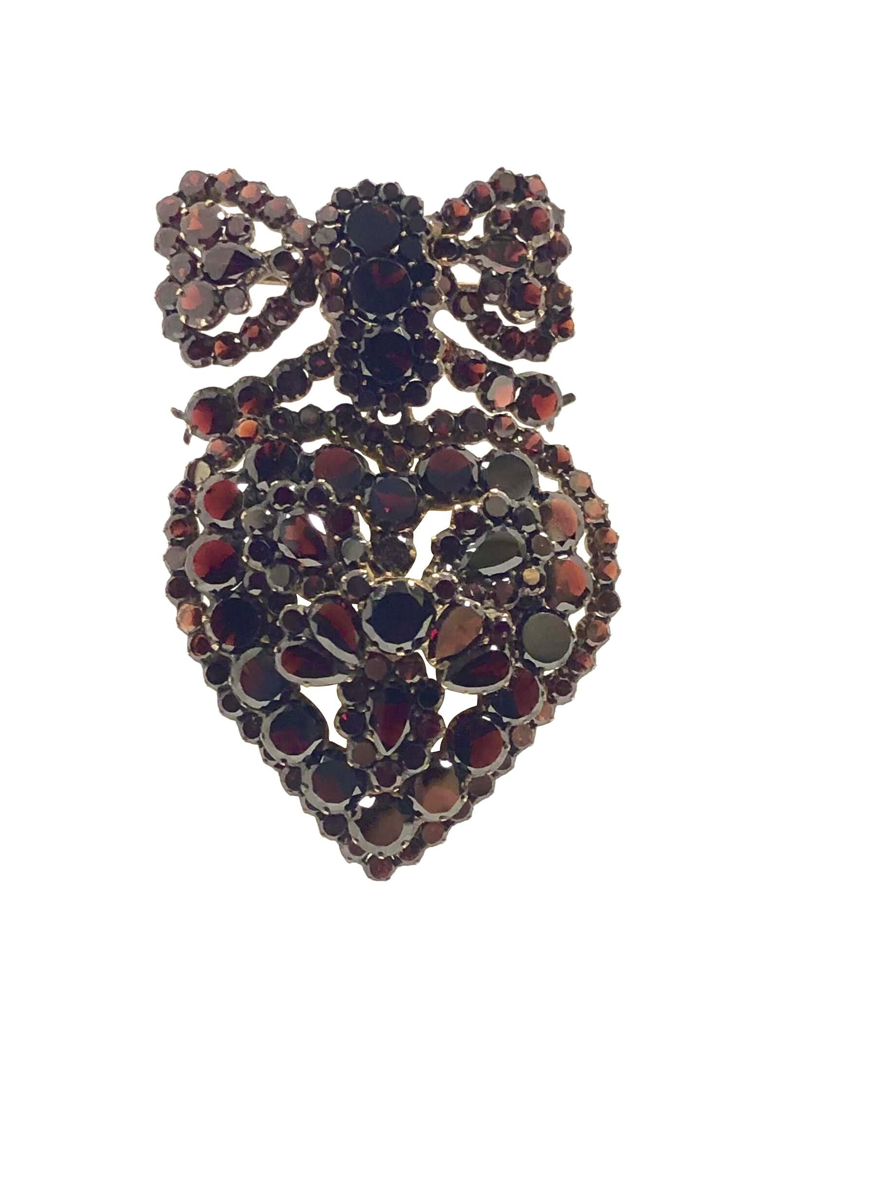 Taille poire Pendentif broche avec grand médaillon en forme de cœur en grenat et nœud papillon, de la fin de l'époque victorienne en vente