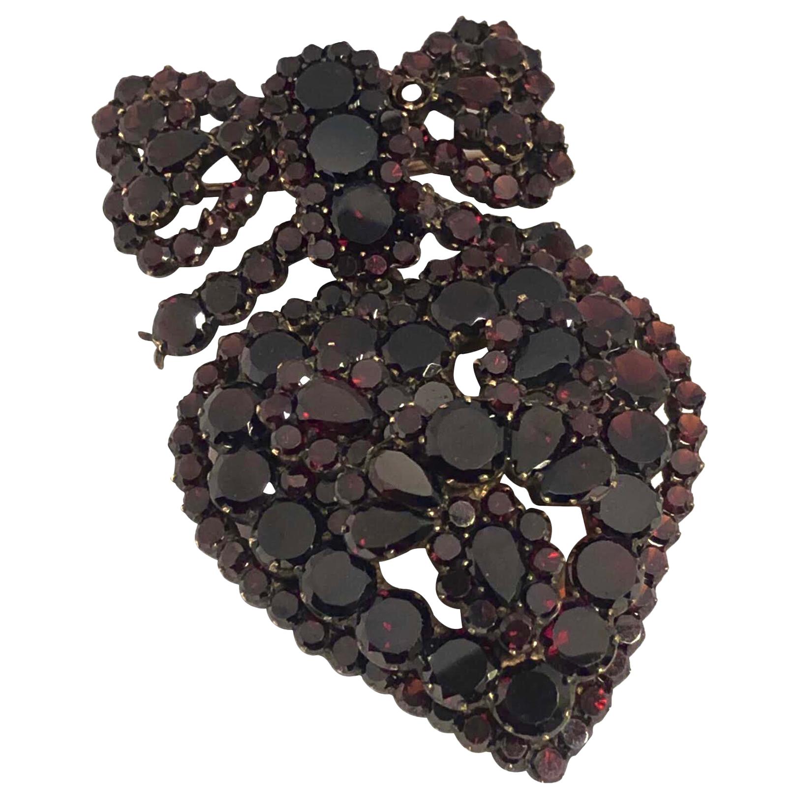 Pendentif broche avec grand médaillon en forme de cœur en grenat et nœud papillon, de la fin de l'époque victorienne en vente
