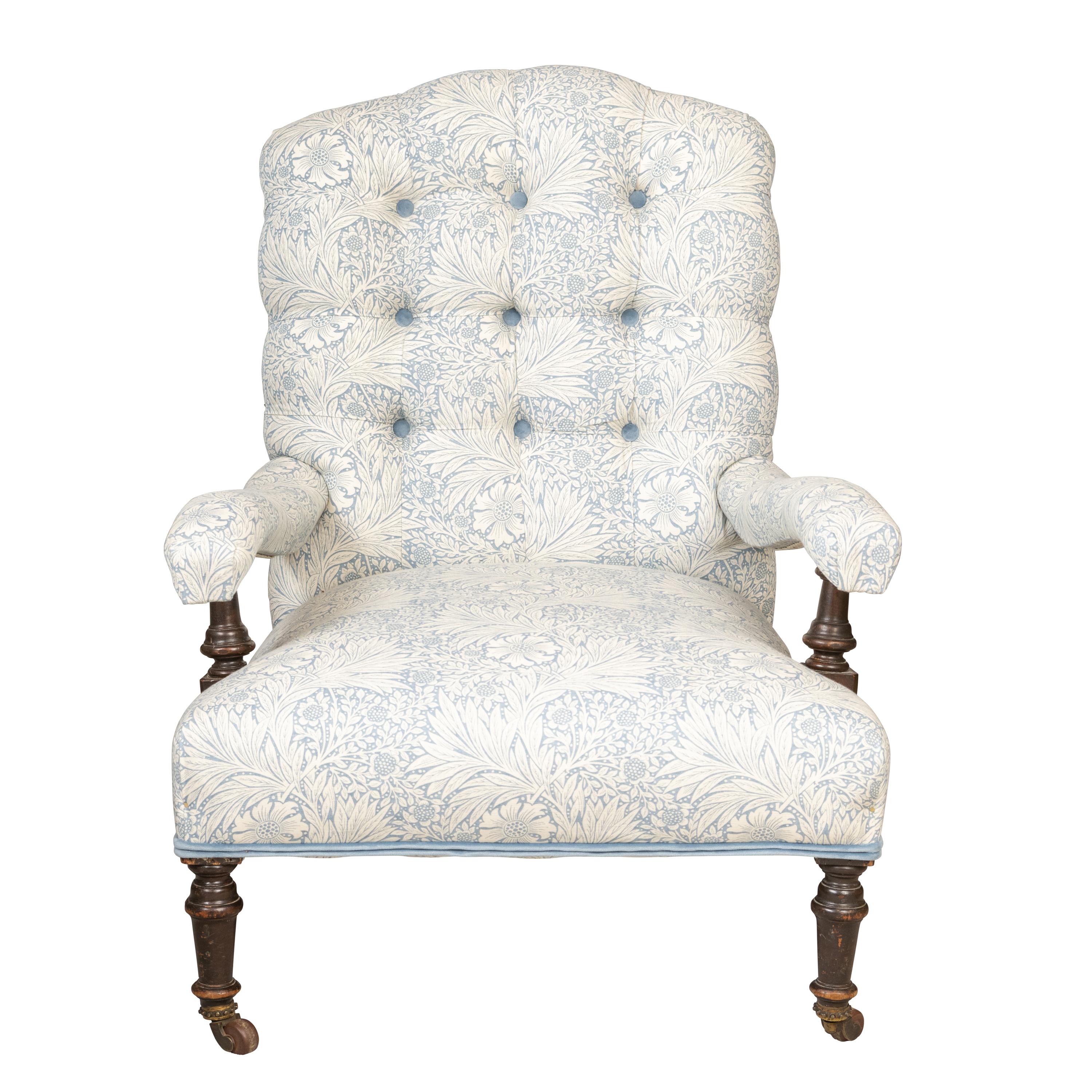 Sedia da salotto tardo-vittoriana, Inghilterra, 1880 circa
Stile Howard
Piedini in legno ebanizzato con rotelle originali
Tessuto William e Morris
Inghilterra, circa 1880
86 cm di altezza x 71 cm di larghezza x 71 cm di profondità