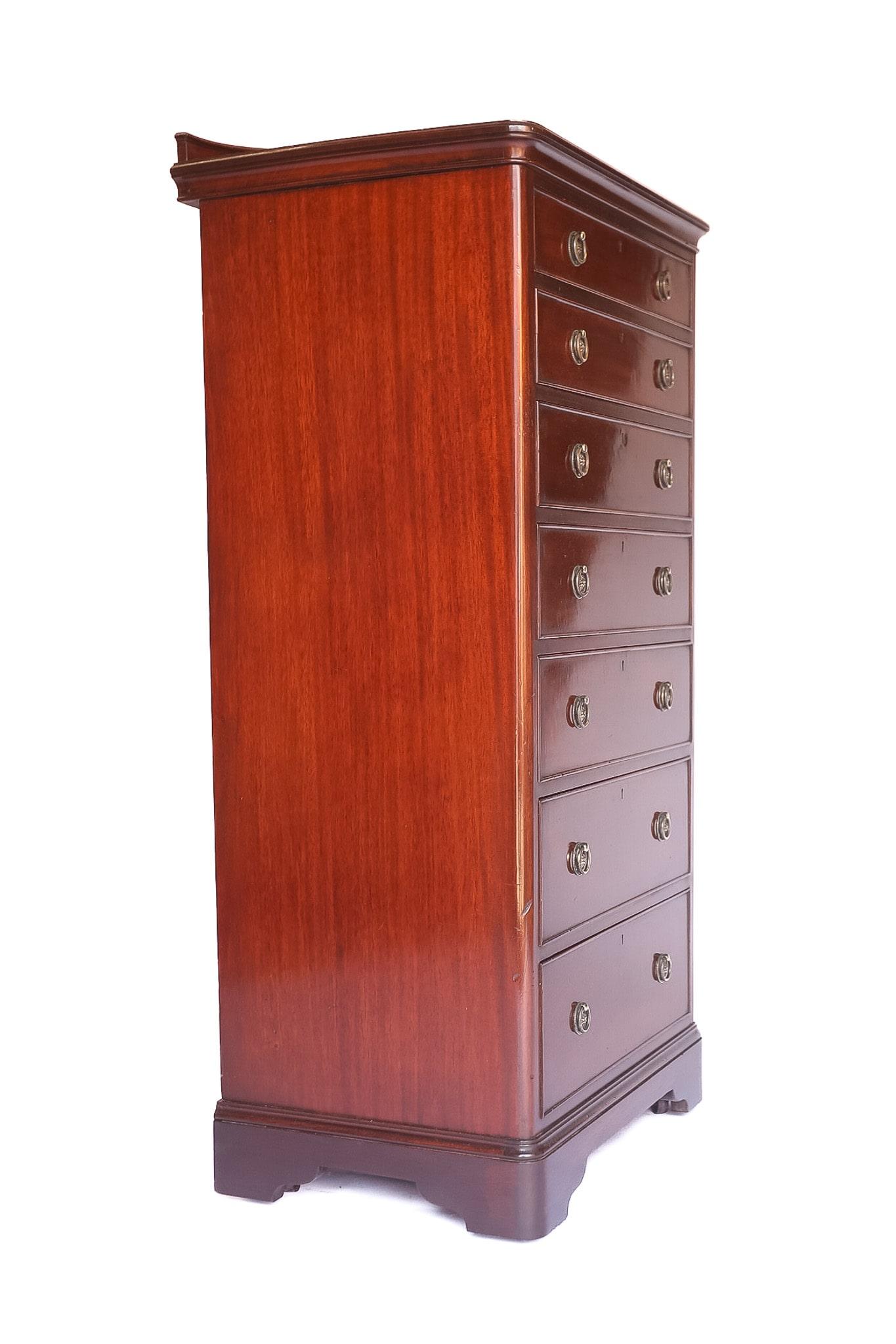 Tardo vittoriano Cassettone a 7 cassetti in mogano tardo vittoriano in vendita