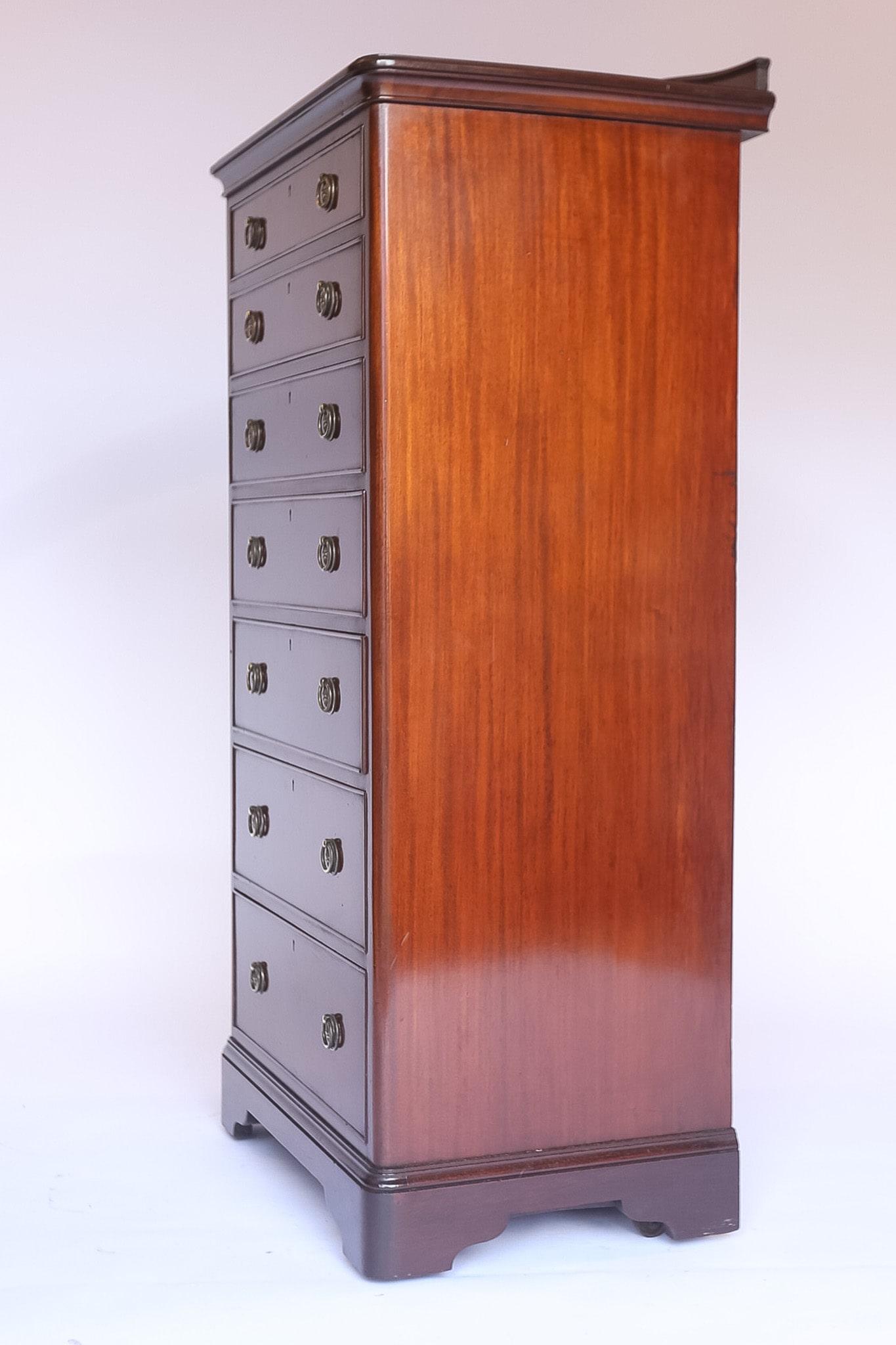 Lucidato Cassettone a 7 cassetti in mogano tardo vittoriano in vendita