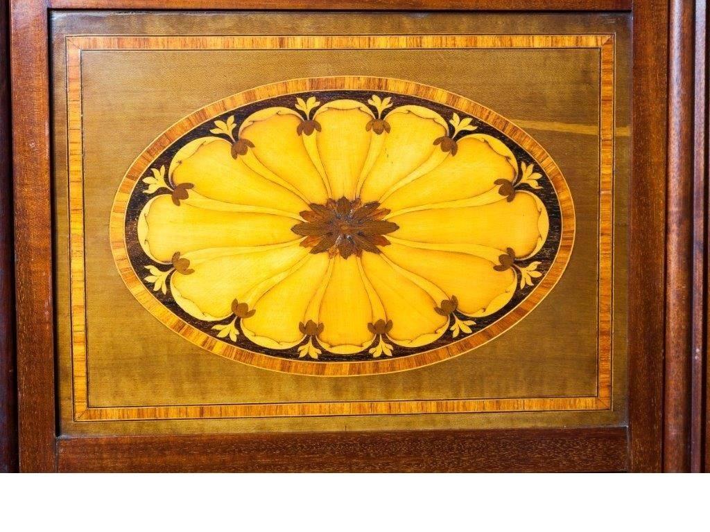Très beau paravent à quatre volets en acajou de la fin de l'époque victorienne, attribué à Hicks de Dublin, chaque grand vantail rectangulaire étant divisé en trois panneaux sous une bordure en forme de tête de fleur, tous incrustés de bois teintés