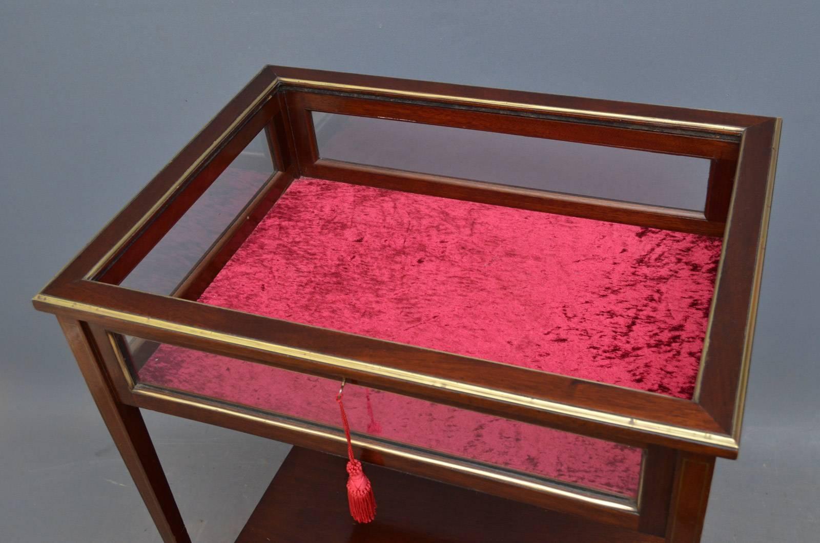 Sn4318 fine late Victorian mahogany and brass inlaid display table, having hinged top fitted with original working lock and a key and enclosing crushed velvet interior and four glass sides all standing on slender brass inlaid legs. This antique
