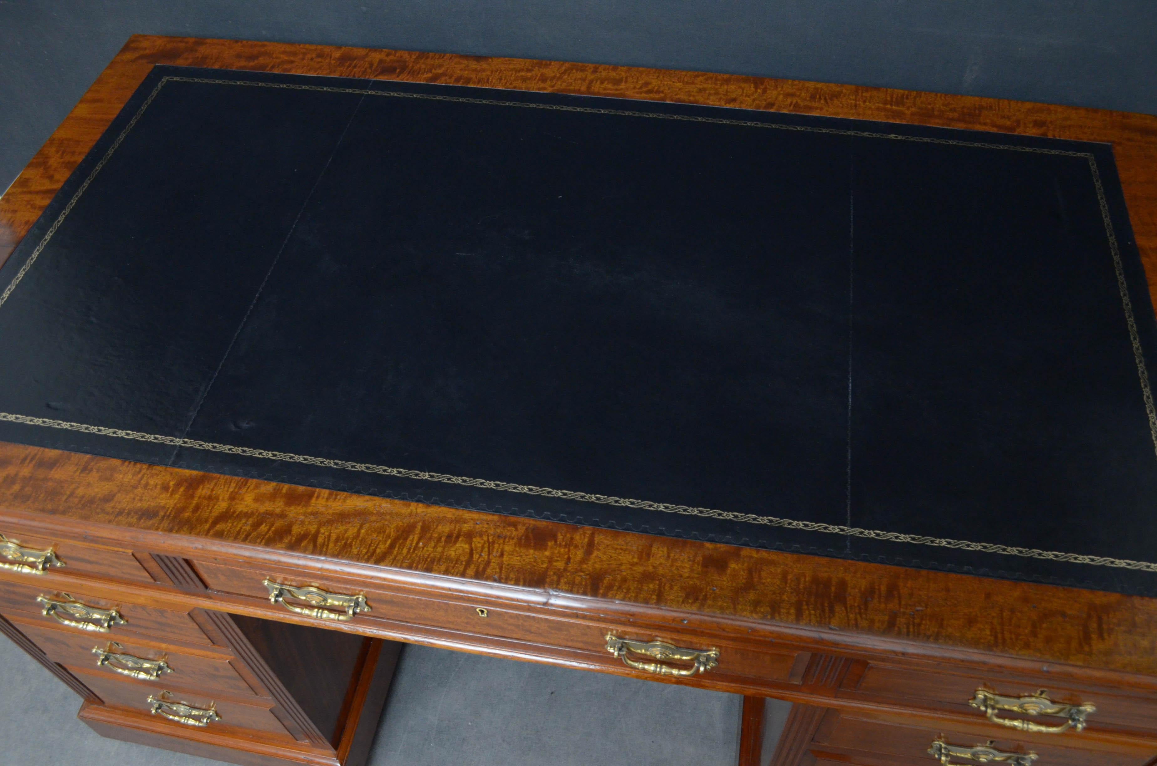 Sn4861, a fine quality and very attractive, late Victorian pedestal desk in mahogany, having black tooled leather to the top above 9 fielded and mahogany lined graduated drawers, all fitted with original brass handles and flanked by reeded