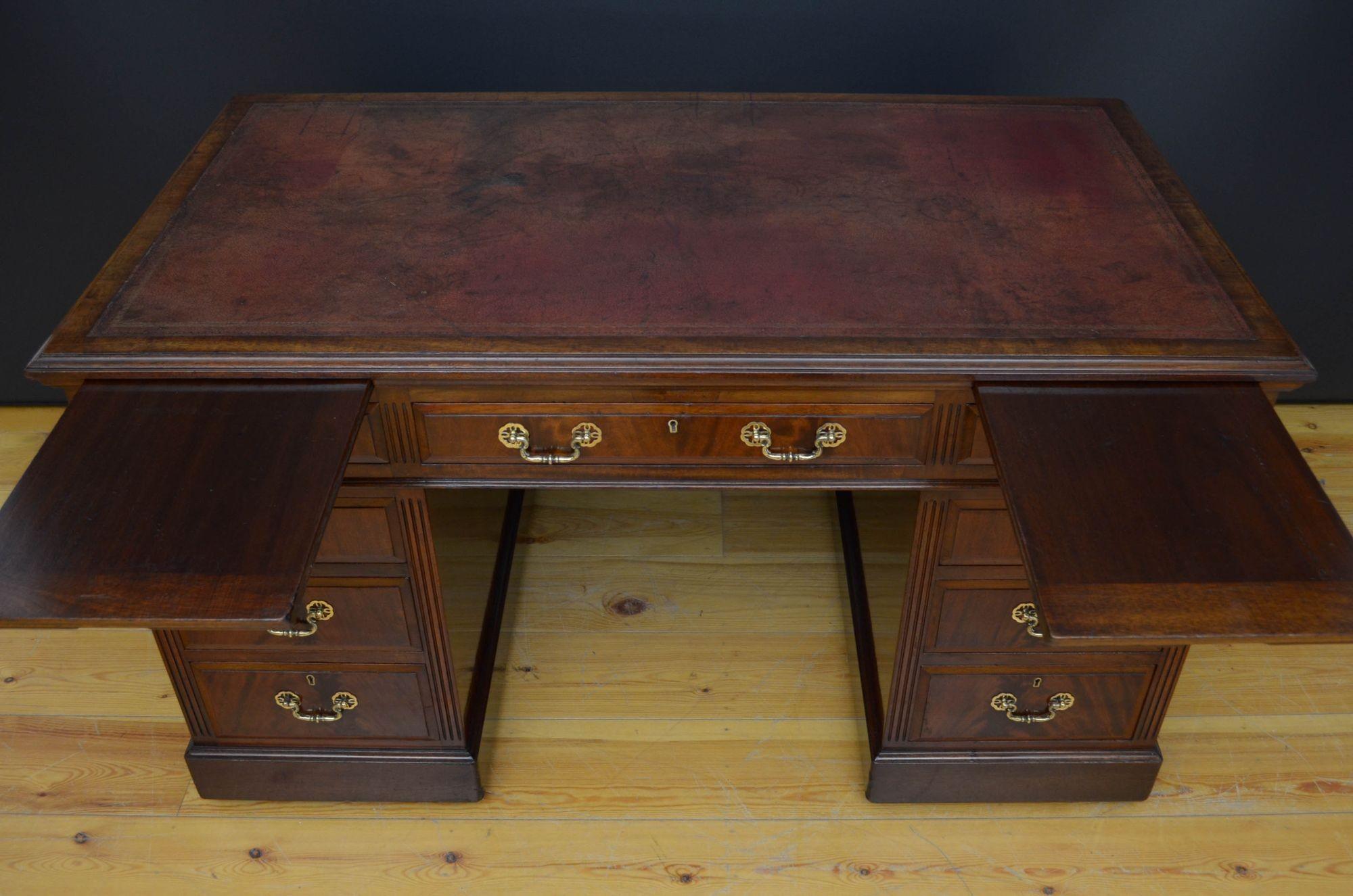 Late Victorian Mahogany Desk by Maple & Co In Good Condition In Whaley Bridge, GB