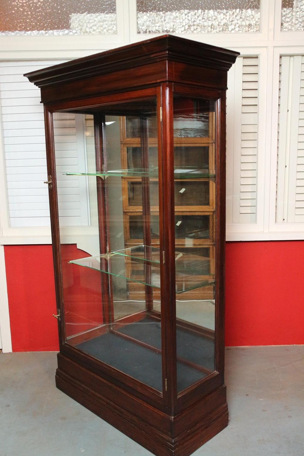 Late Victorian Mahogany Display Cabinet with 2 Adjustable Glass Shelves 6