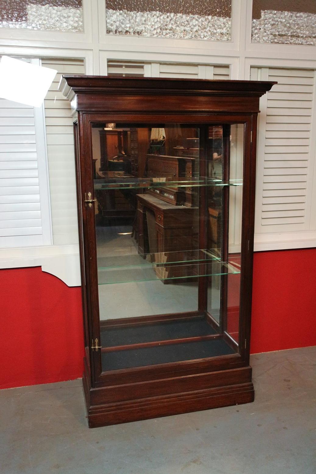 Beautiful antique mahogany display with 2 adjustable glass shelves. The back has a mirror. In perfect state.
Origin: England
Period: circa 1890-1900
Size: W 95 cm (108 cm), D 40 cm, H 183 cm.