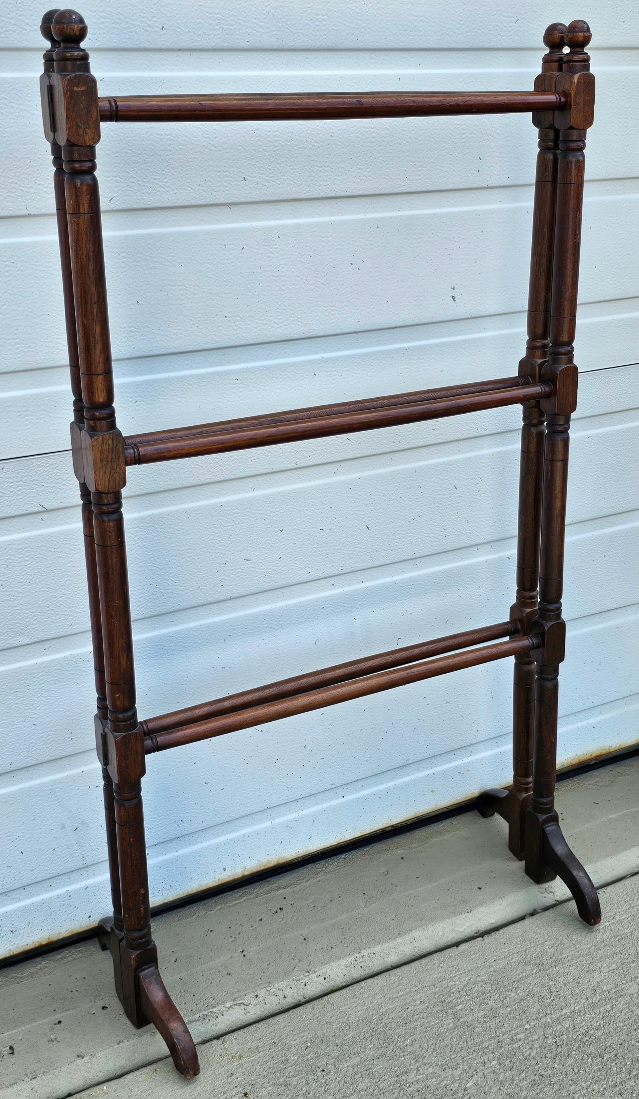 XX secolo Scaffale per trapunte pieghevole in mogano di epoca tardo-vittoriana in vendita