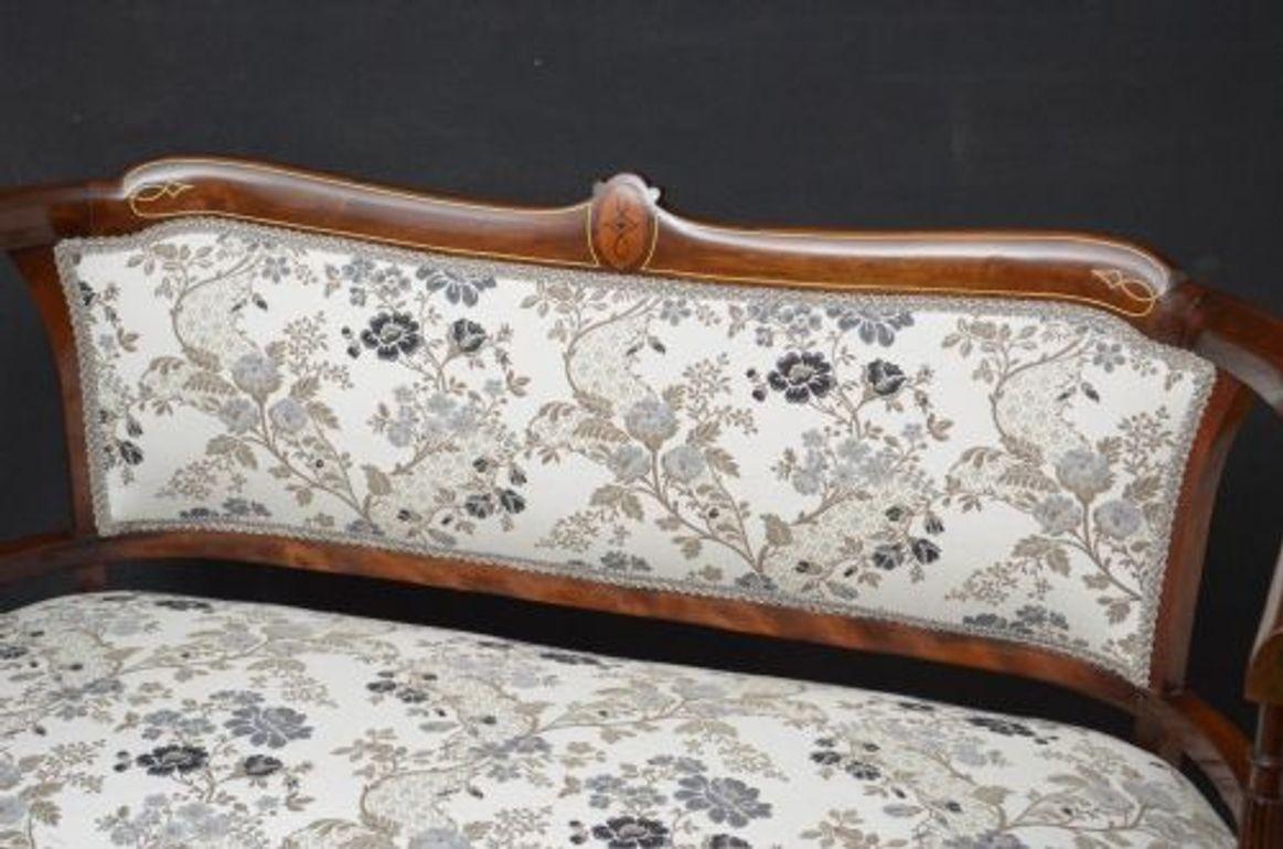 Sn4891 Fine quality late Victorian / Edwardian mahogany and inlaid settee, having shaped and satinwood inlaid top rail above reupholstered back and reupholstered sprung seat, flanked by shaped arms with carved slats and reeded uprights terminating