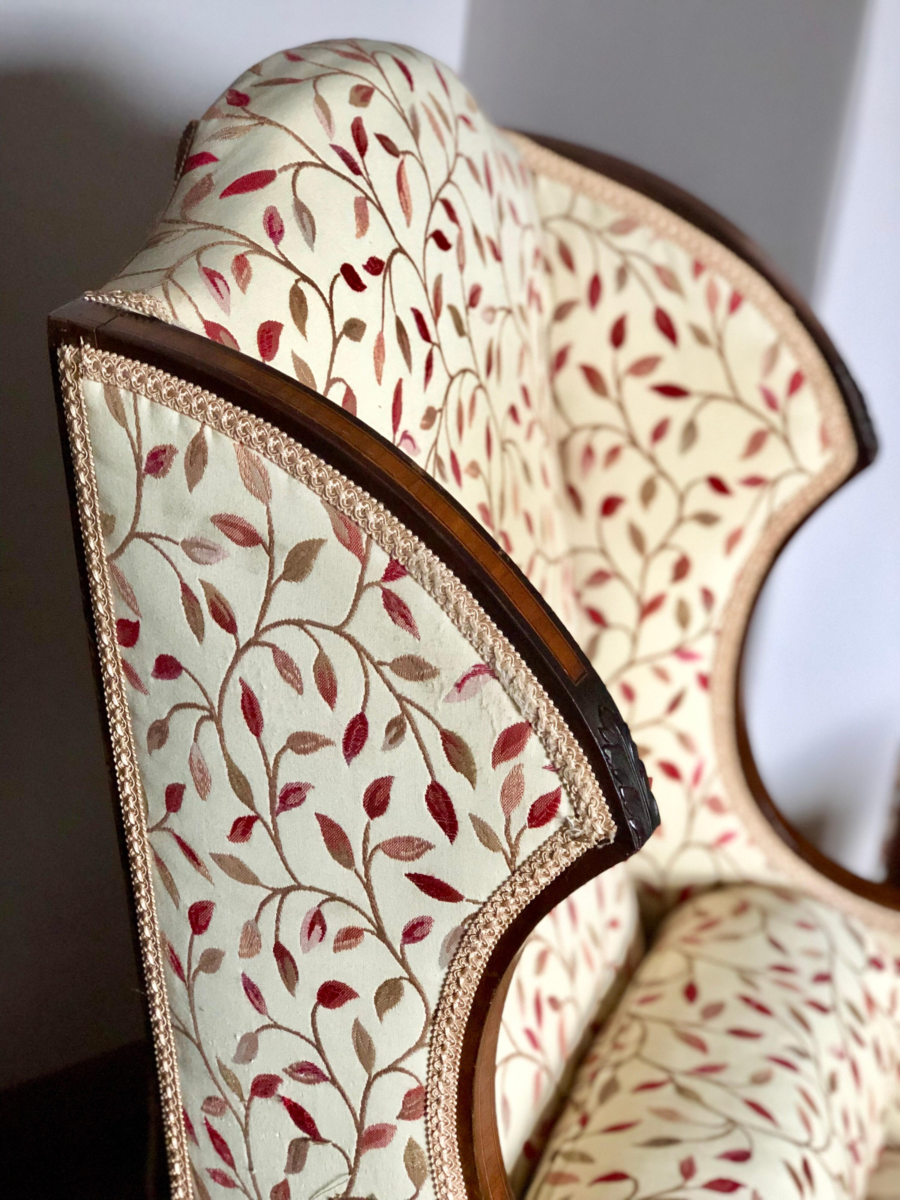 Late 19th century Victorian mahogany wing armchair, inlaid with satinwood banding, the frame carved with leaves, on square tapering legs and ceramic castors.
Private collection of Sir J. Lever
England, circa 1880.