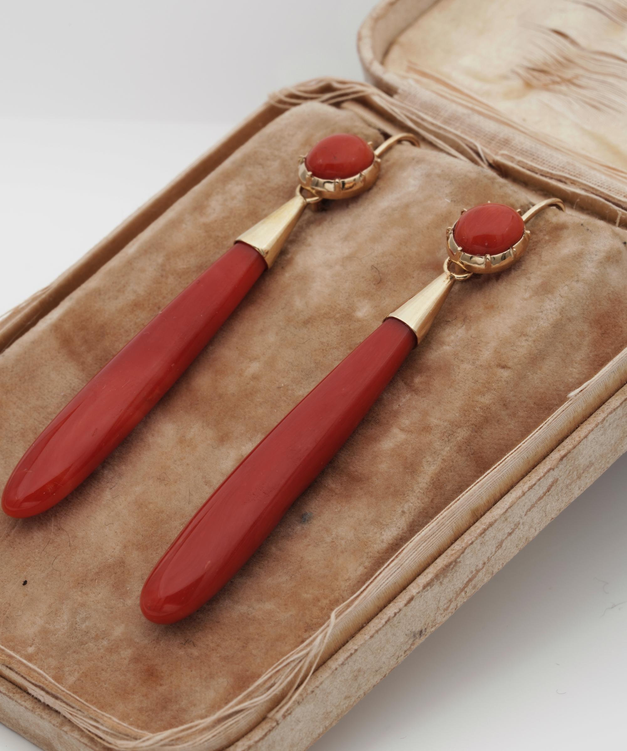 Victorian Natural Red Coral Night Day Long Torpedo Earrings In Good Condition For Sale In Napoli, IT