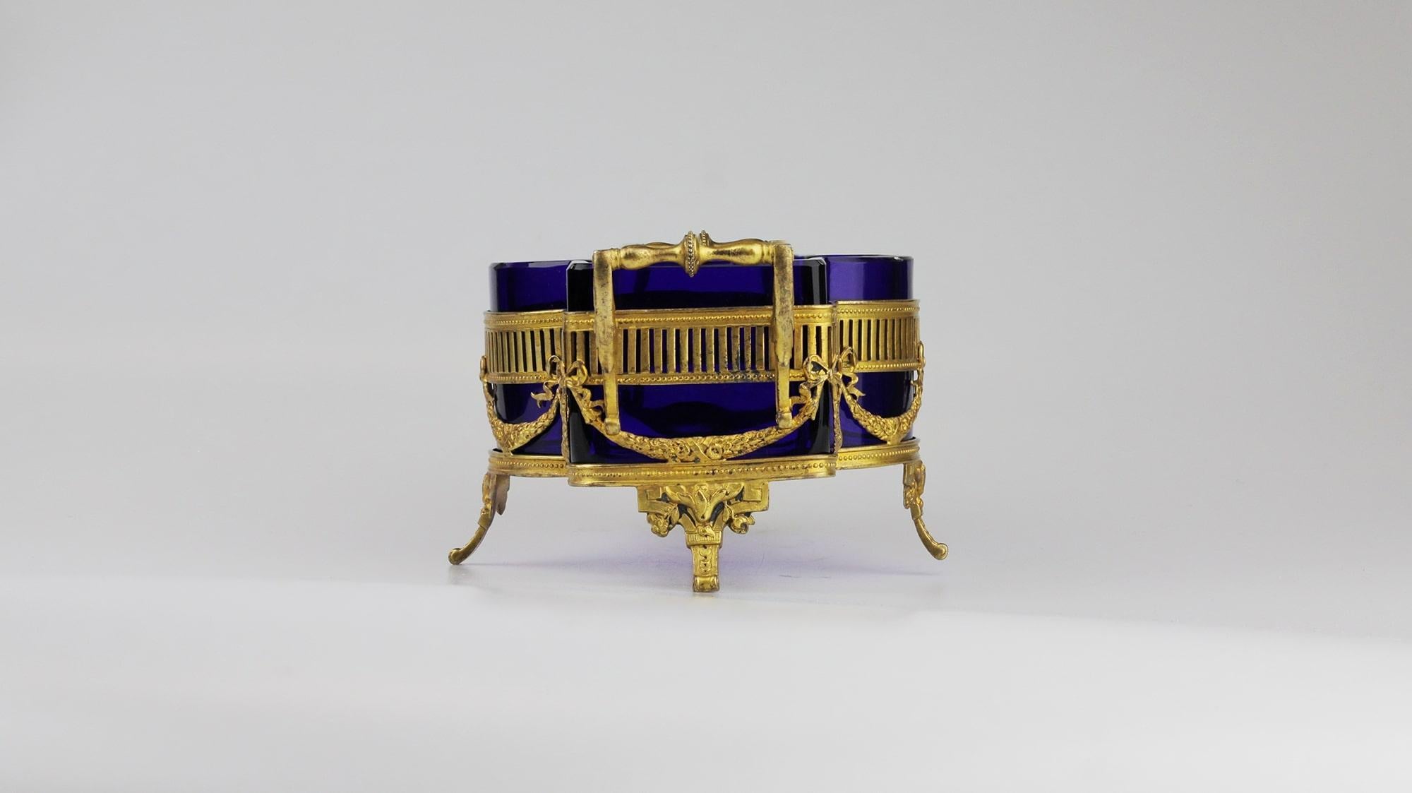 Néoclassique Centre de table de style néoclassique de la fin de l'époque victorienne, en argent doré et verre cobalt en vente