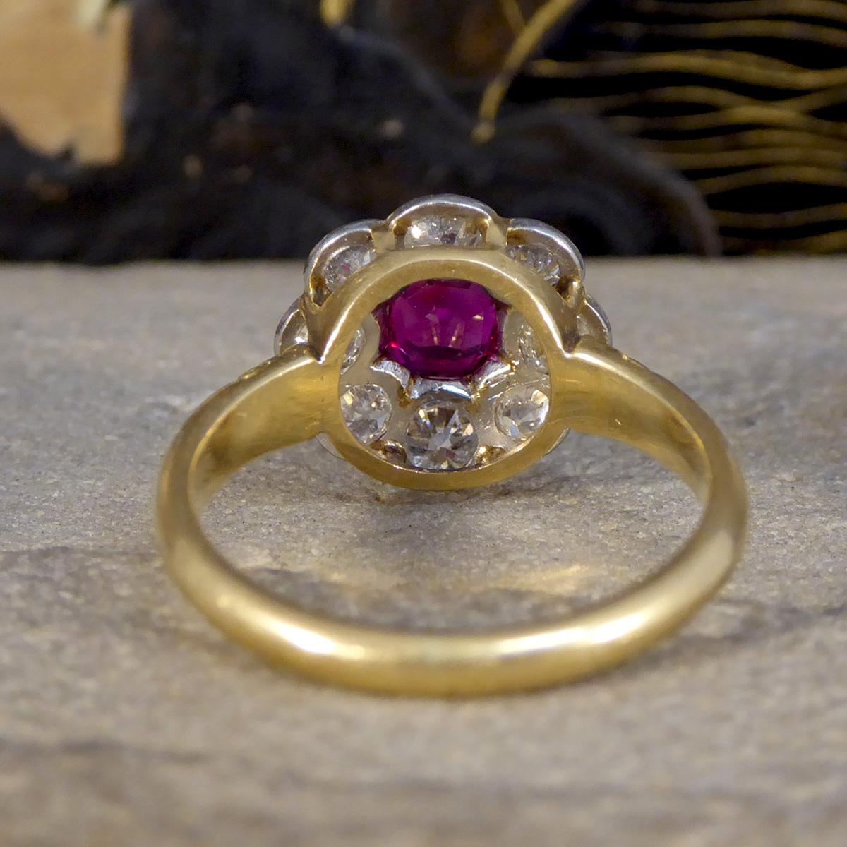 Spätviktorianischer unbehandelter Burma-Rubin- und Diamant-Cluster-Ring aus 18 Karat Gelbgold im Zustand „Gut“ im Angebot in Yorkshire, West Yorkshire