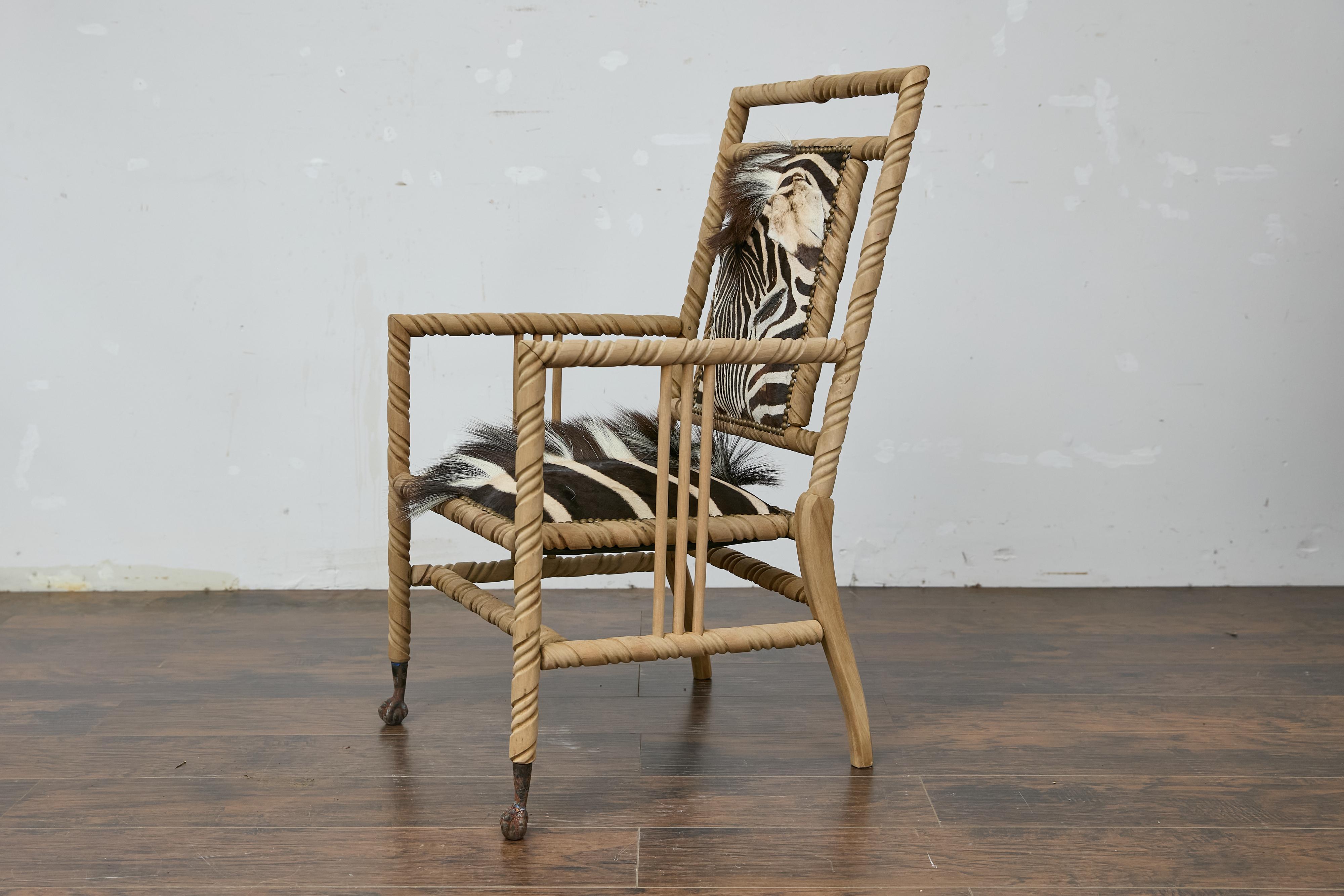 XIX secolo Poltrona tardo-vittoriana in Oak Barley Twist con pelle di zebra e piedi Ball and Claw in vendita