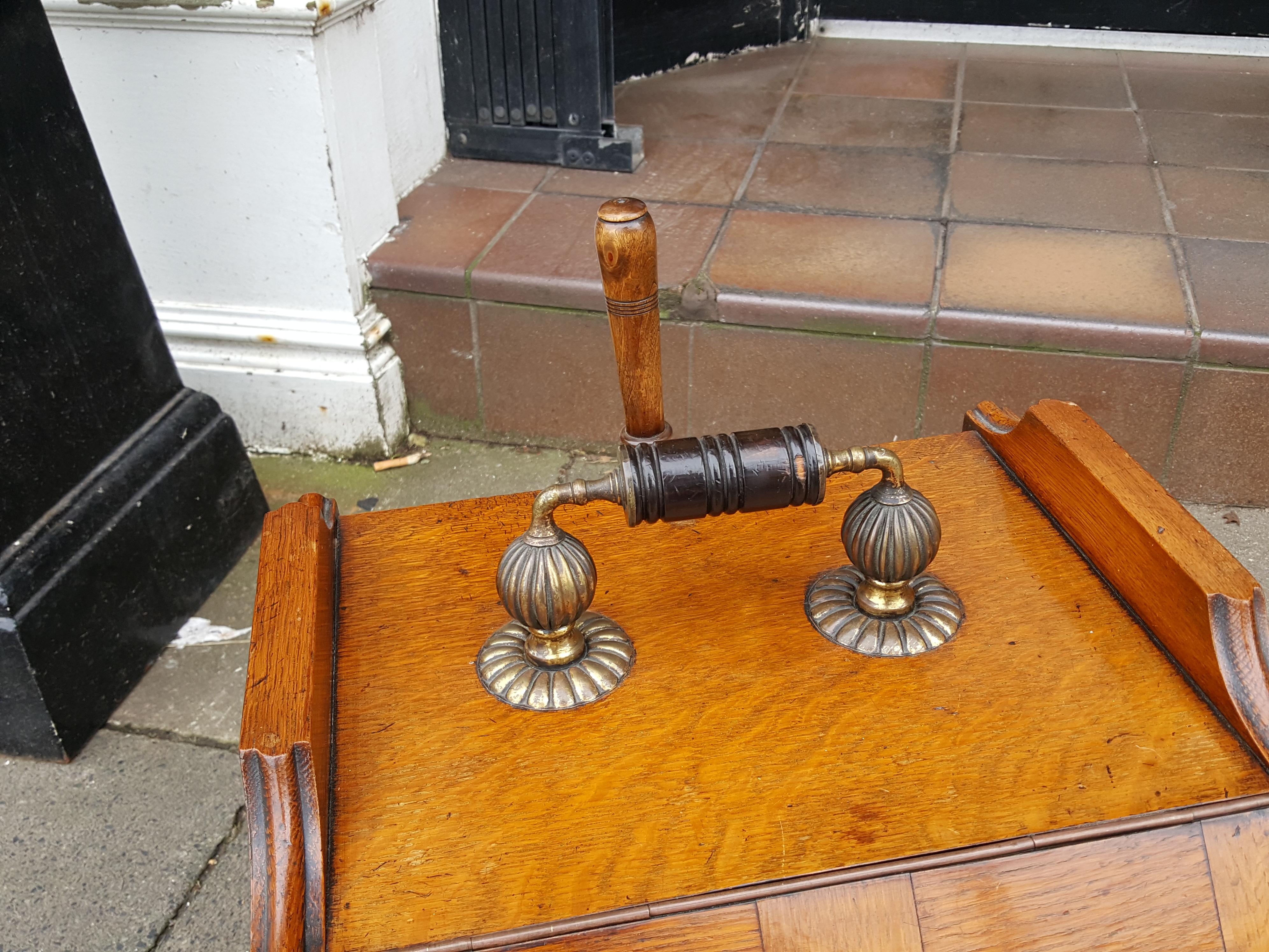 Late Victorian oak lidded coal scuttle receiver with liner and original shovel.
Measures: 14