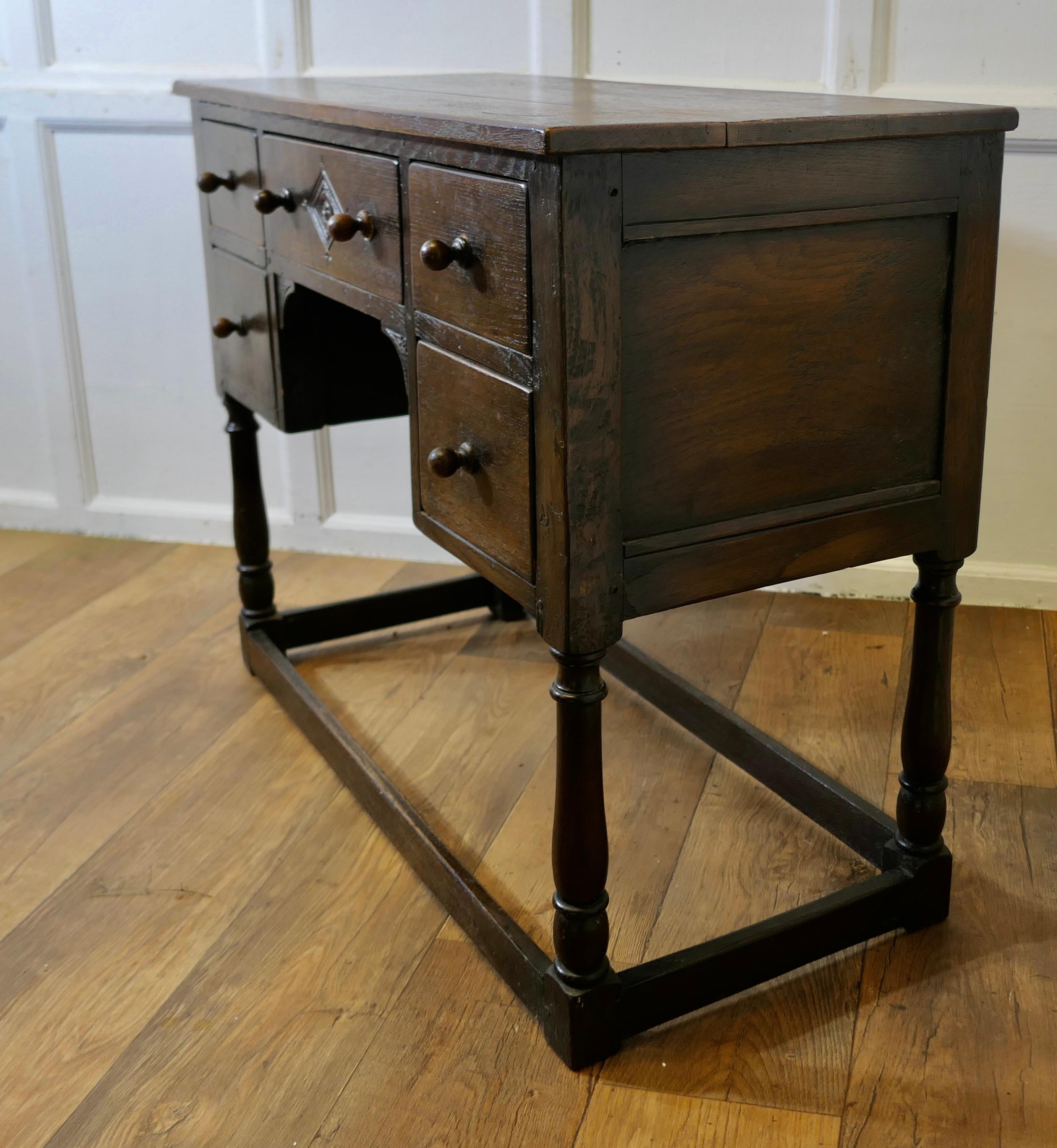 Spätviktorianischer Eichen-Schreibtisch   Dies ist ein Stück von guter, solider Qualität   (Spätes 19. Jahrhundert) im Angebot