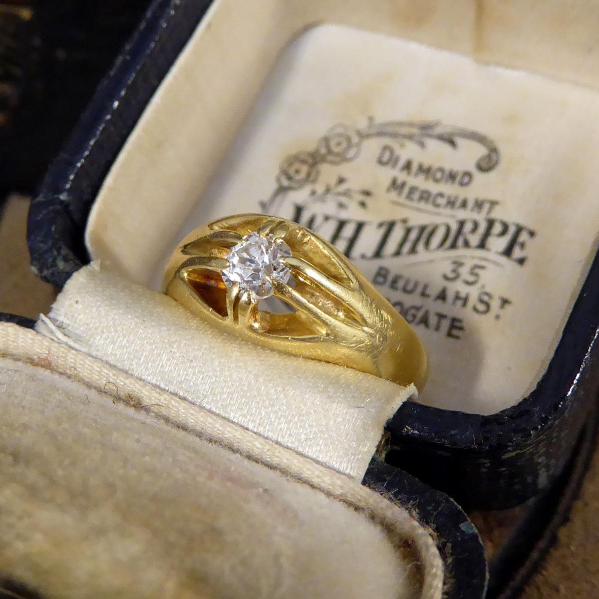 Bague Belcher en or jaune 18ct avec diamants anciens taillés en coussin de la fin de l'époque victorienne 4
