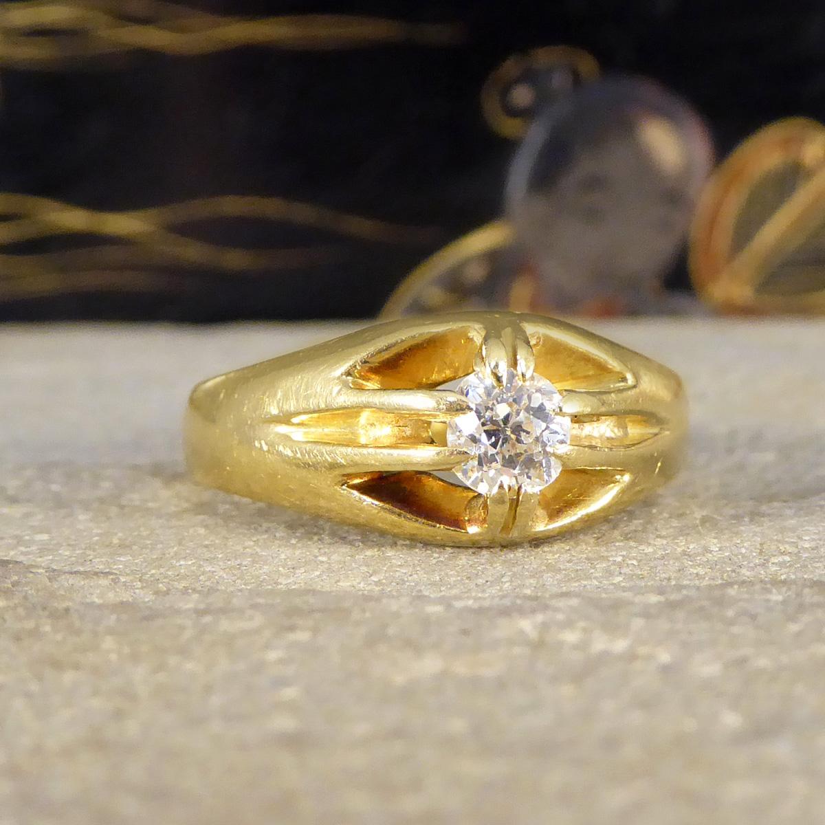 Entrez dans la romance du passé avec notre bague Belcher à diamant taille coussin de la fin de l'époque victorienne. Cette pièce exquise est une belle représentation de l'artisanat de l'époque victorienne, réalisée en luxueux or jaune 18ct. Elle est