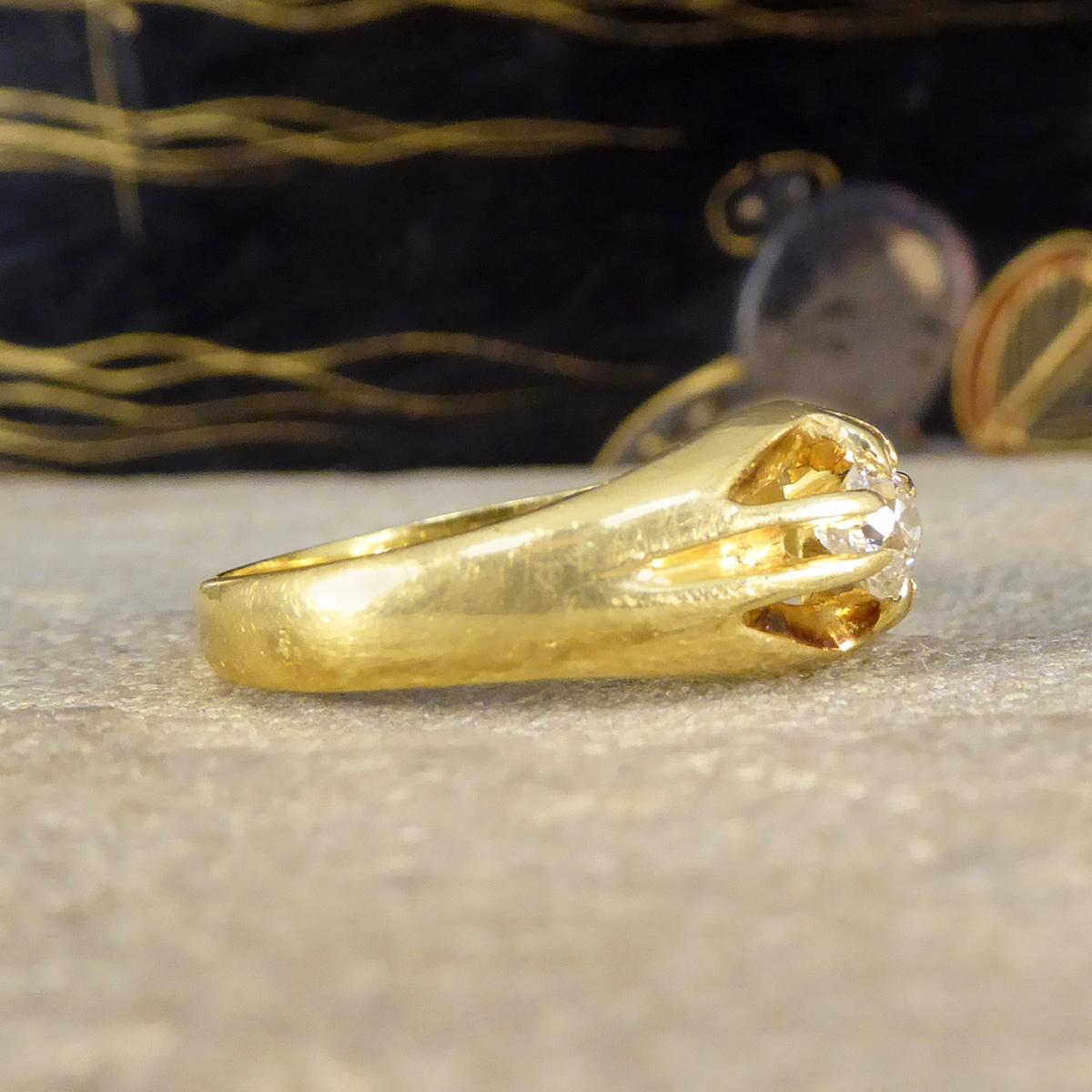 Victorien tardif Bague Belcher en or jaune 18ct avec diamants anciens taillés en coussin de la fin de l'époque victorienne