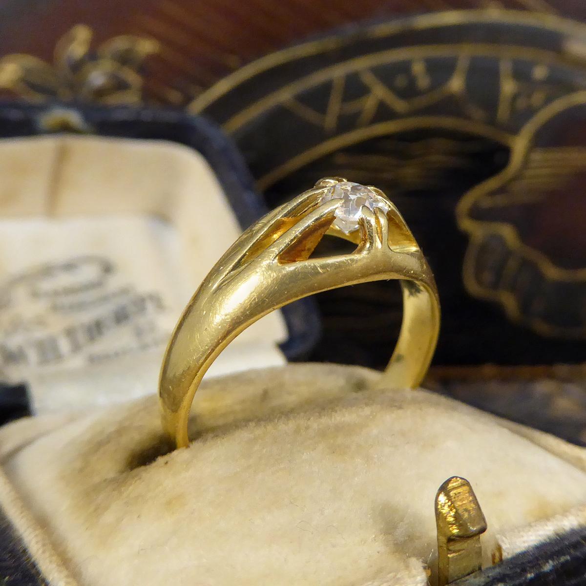 Bague Belcher en or jaune 18ct avec diamants anciens taillés en coussin de la fin de l'époque victorienne 3