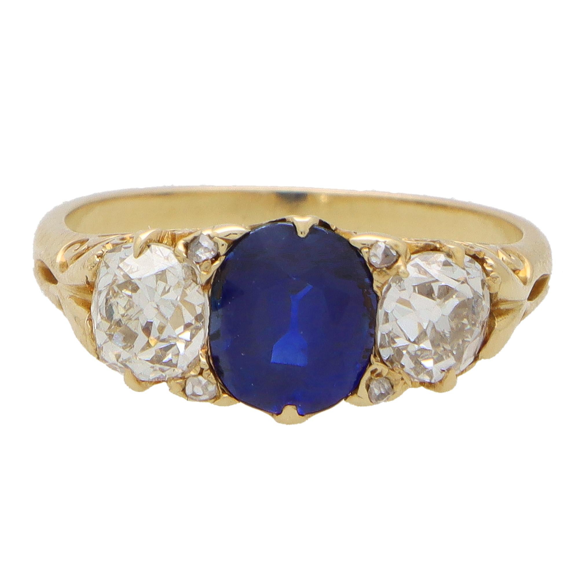Late Victorian Old Cut Diamond and Sapphire Three-Stone Ring in 18k Gold In Excellent Condition In London, GB