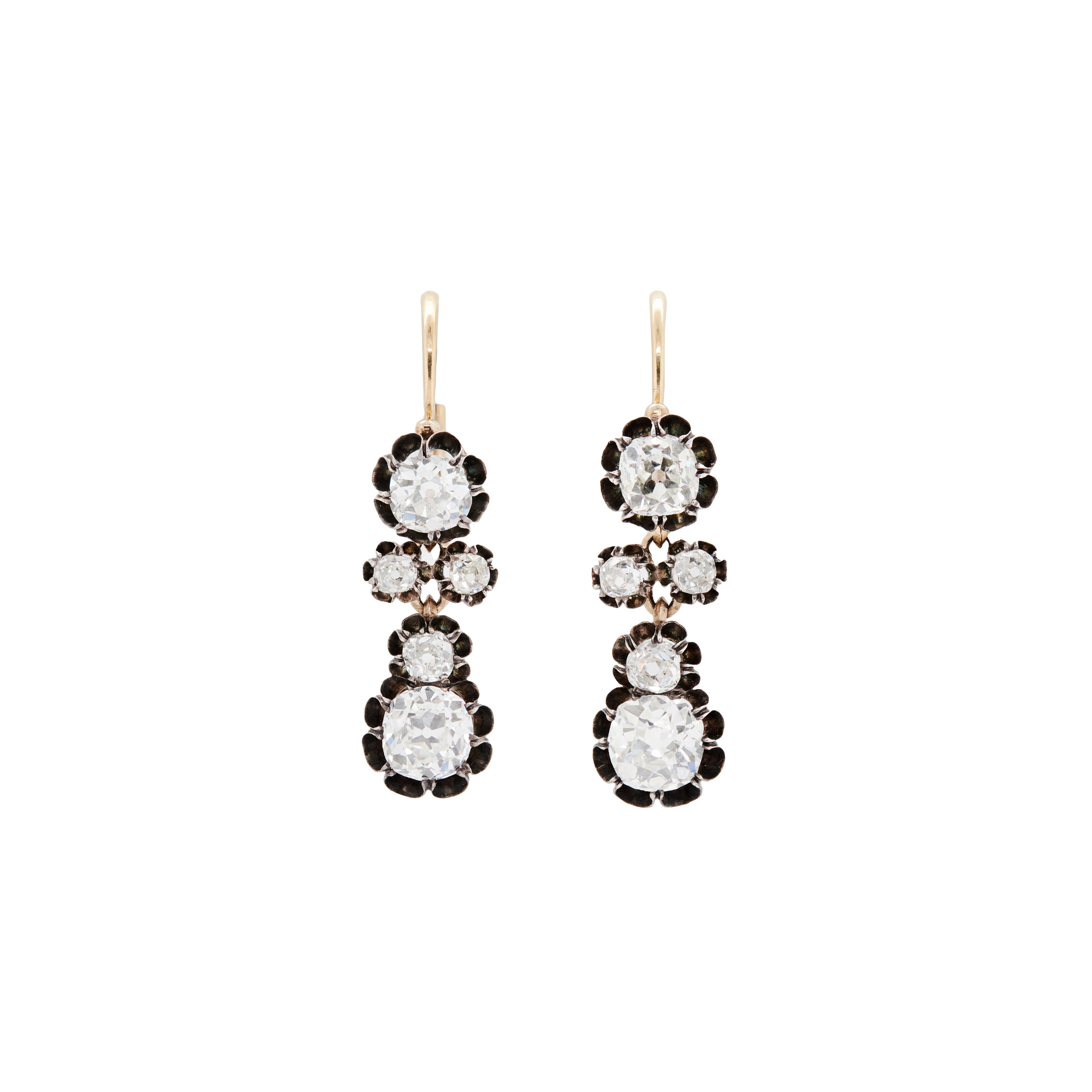 Cette magnifique suite de la fin de l'époque victorienne, datant des années 1890, comprend une paire de boucles d'oreilles en diamant et une broche assortie, toutes réalisées de main de maître en argent sur or jaune 18 carats.

L'exquise parure