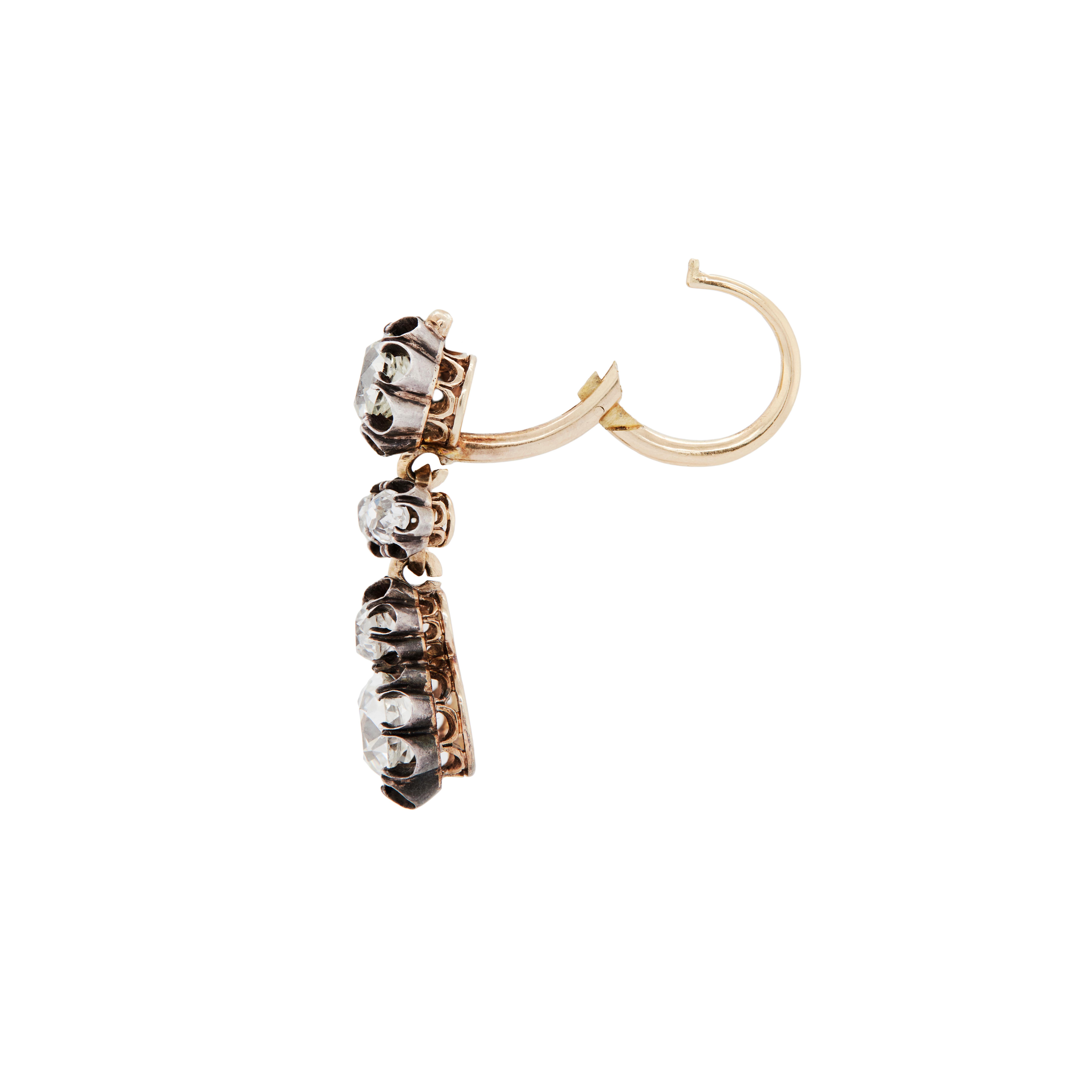 Taille vieille mine Pendants d'oreilles et broche en argent sur or 18 carats de la fin de l'époque victorienne avec diamants de taille ancienne en vente