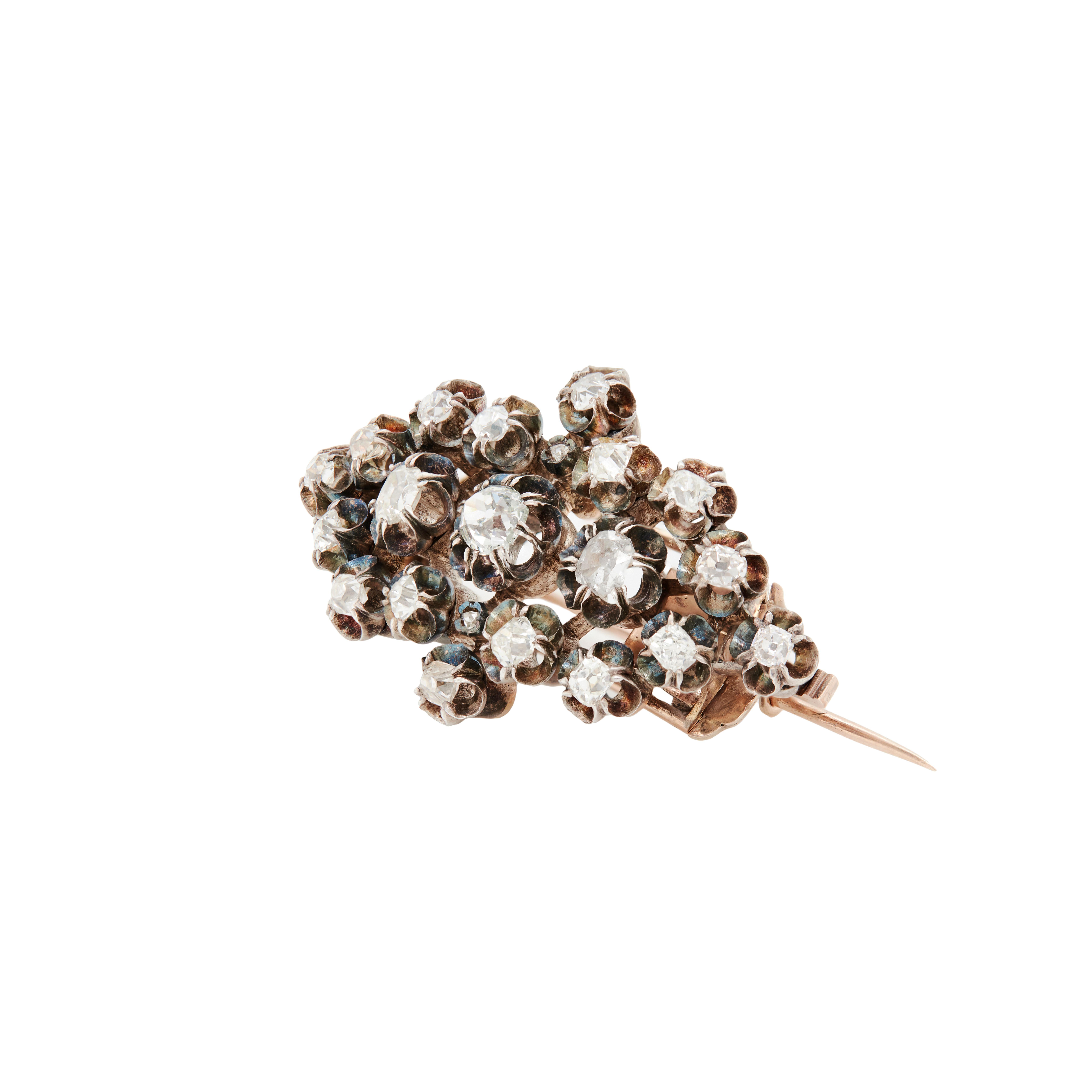 Pendants d'oreilles et broche en argent sur or 18 carats de la fin de l'époque victorienne avec diamants de taille ancienne Pour femmes en vente