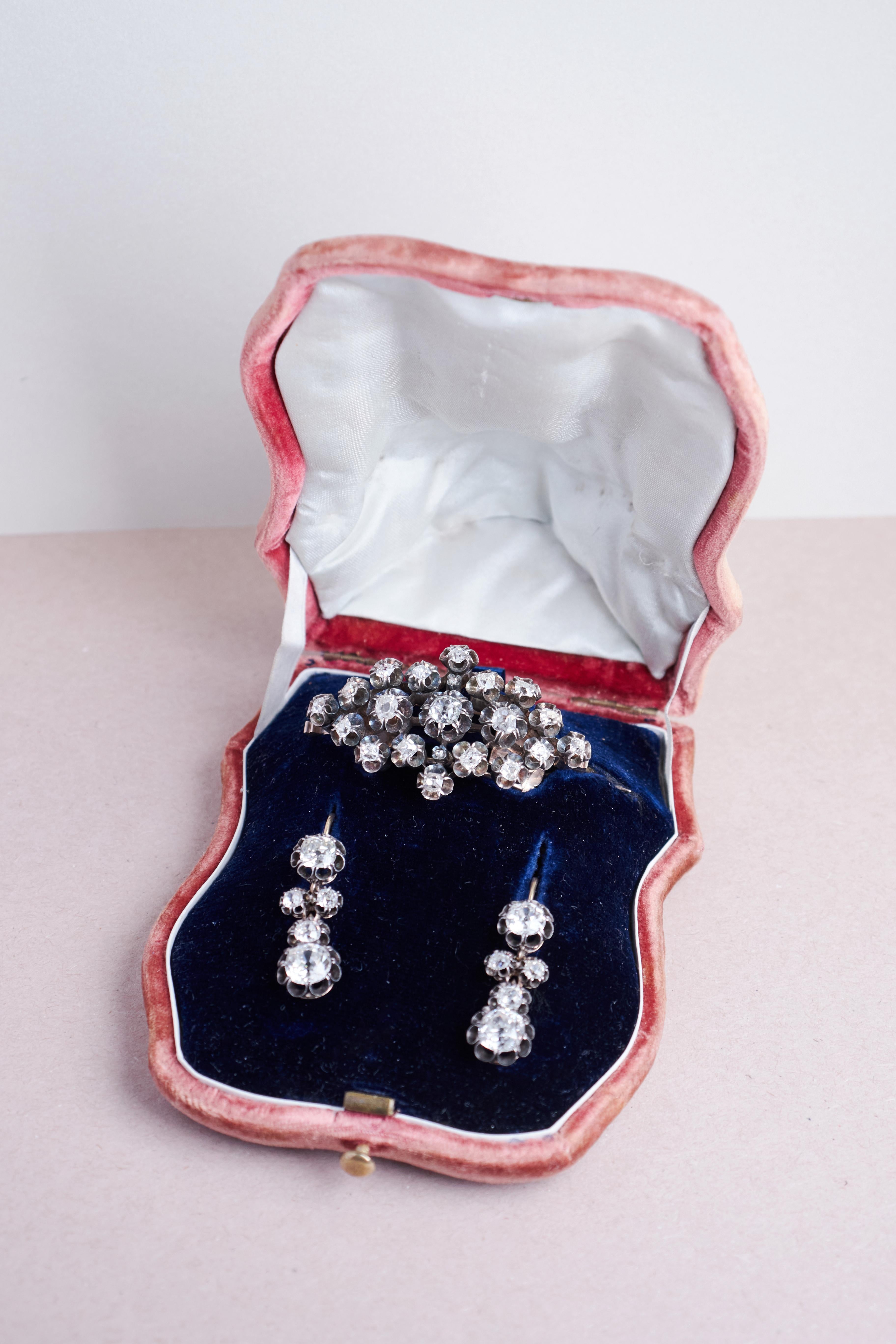 Pendants d'oreilles et broche en argent sur or 18 carats de la fin de l'époque victorienne avec diamants de taille ancienne en vente 1