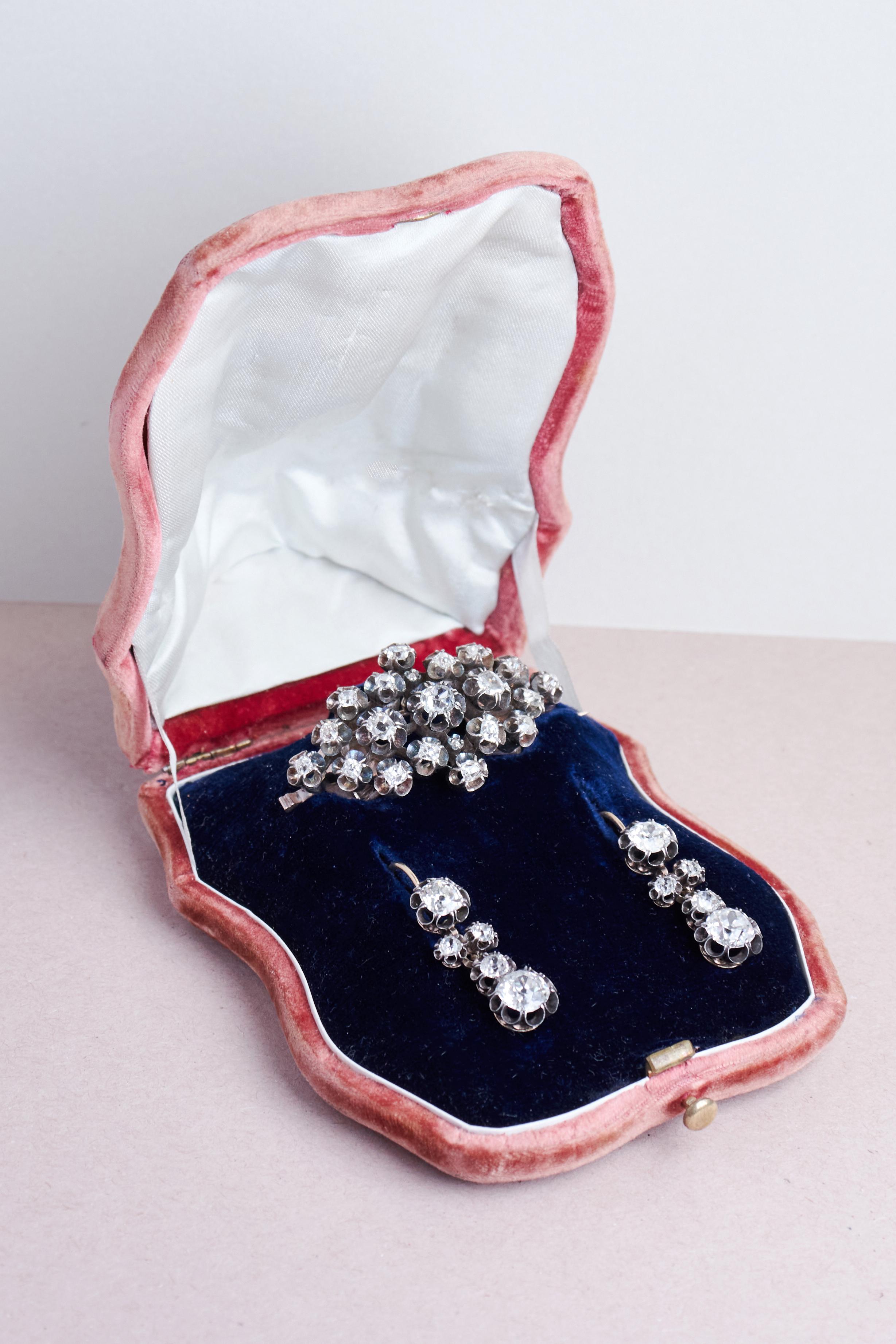 Pendants d'oreilles et broche en argent sur or 18 carats de la fin de l'époque victorienne avec diamants de taille ancienne en vente 2