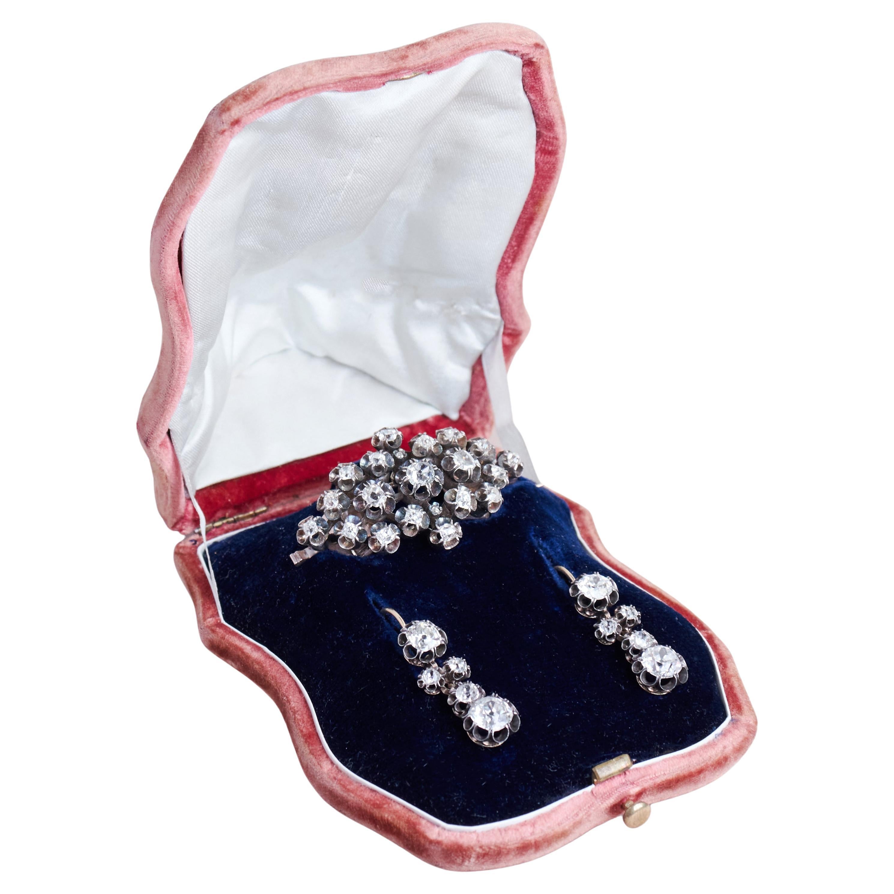 Orecchini a goccia e spilla in argento e oro 18 carati di epoca tardo-vittoriana con diamanti taglio antico