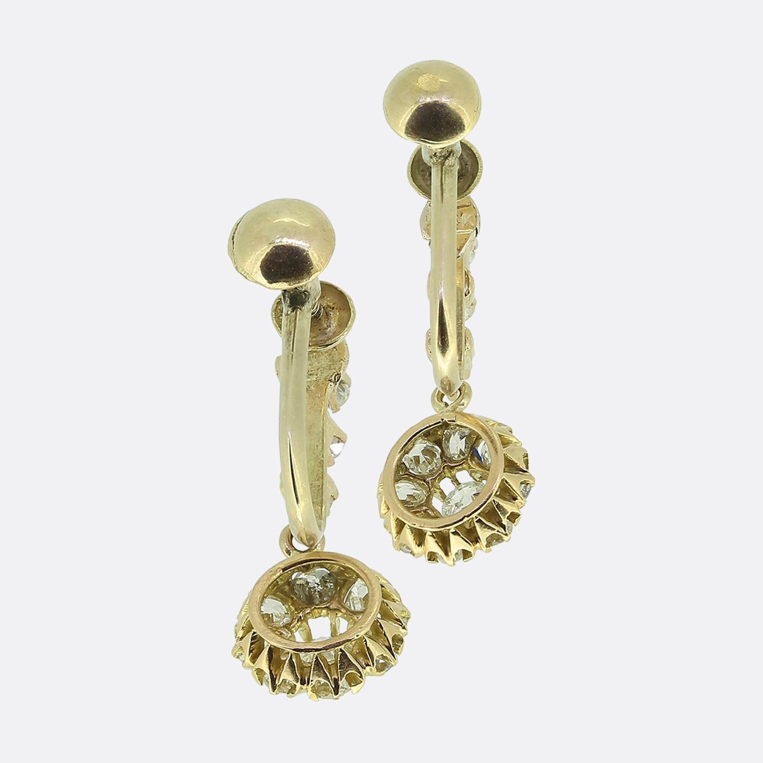 Voici une ravissante paire de boucles d'oreilles en forme de goutte, méticuleusement fabriquées en or jaune 14ct. Ces boucles d'oreilles de l'époque victorienne présentent un arrangement captivant de diamants ronds facettés de taille ancienne,