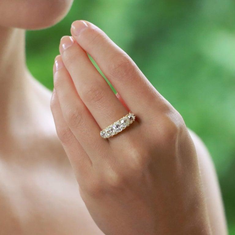 Spätviktorianischer Fünfstein-Diamantring mit altem Minenschliff aus 18 Karat Gelbgold (Alteuropäischer Brillantschliff)