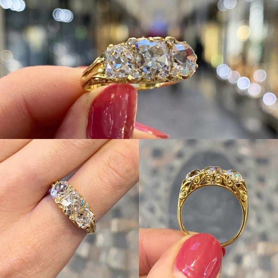 Women's or Men's Late Victorian Old Mine Cut Diamond Three-Stone Ring in 18 Karat Yellow Gold