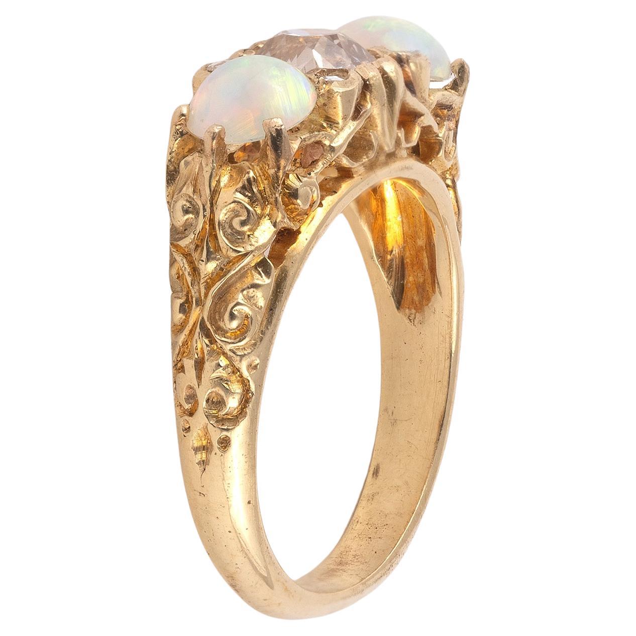 Vittoriano Anello a tre pietre con opale e diamante di epoca tardo-vittoriana in vendita
