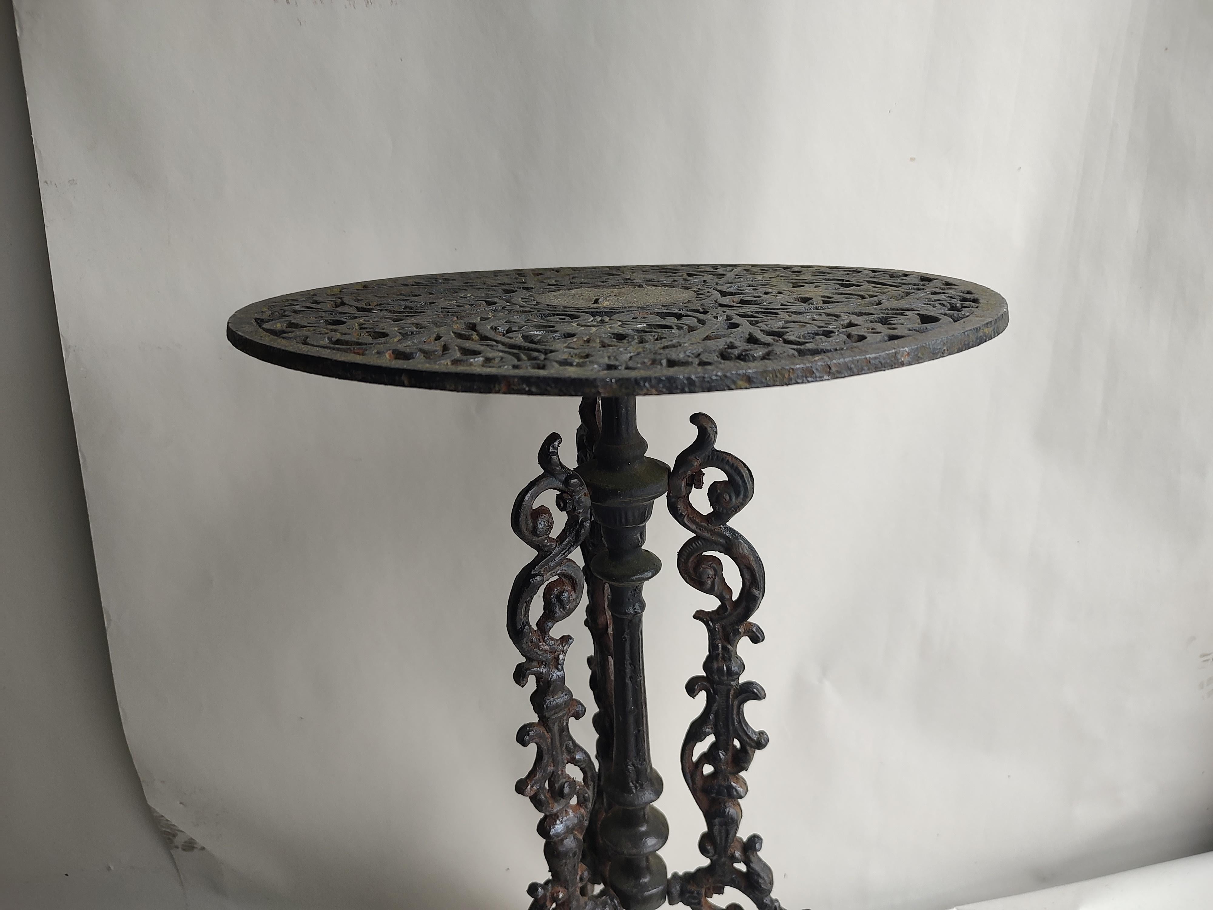 Late Victorian Ornate Cast Iron Garden Side End Table Plant Stand For Sale 4