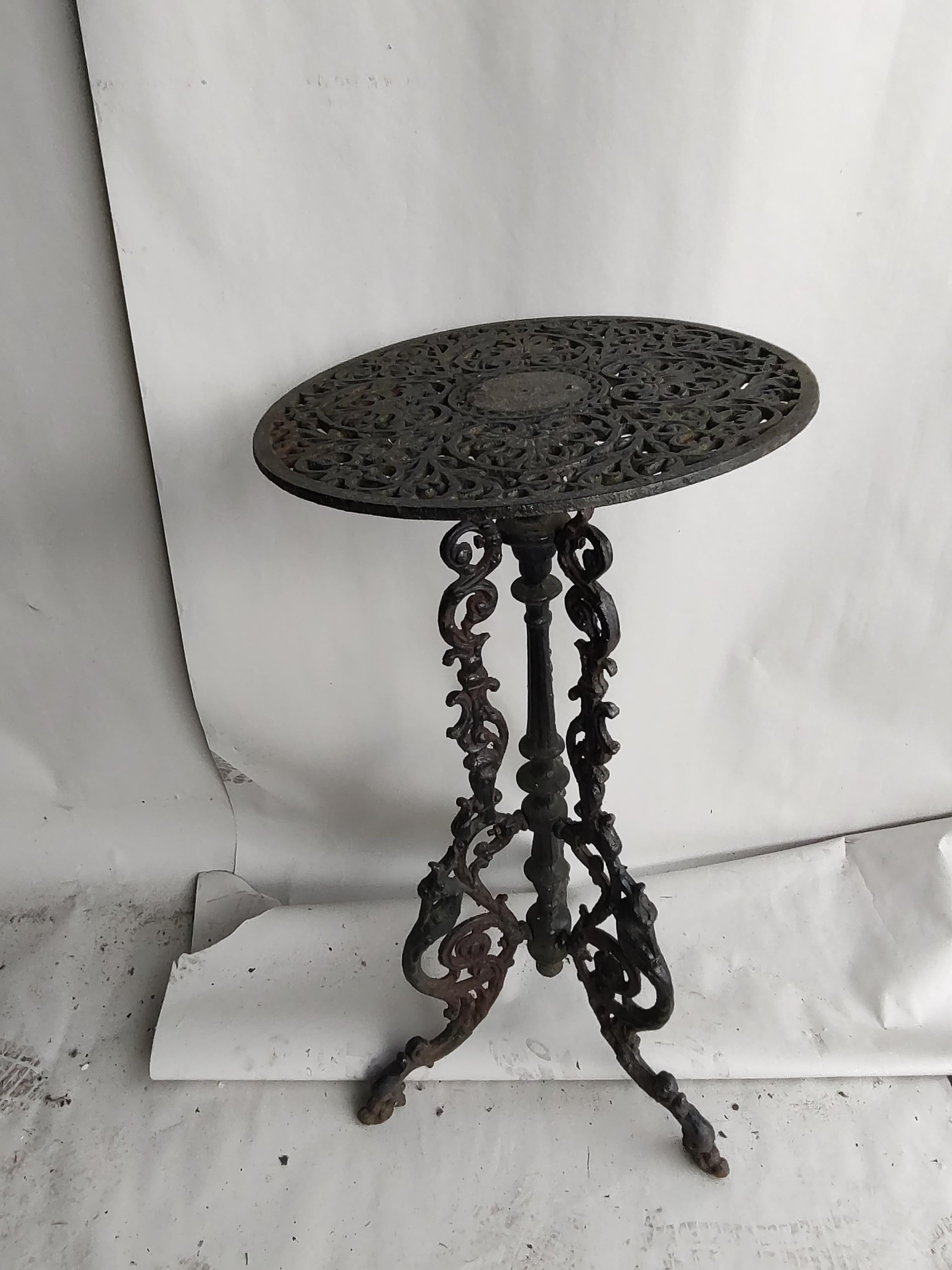 Late Victorian Ornate Cast Iron Garden Side End Table Plant Stand In Good Condition For Sale In Port Jervis, NY