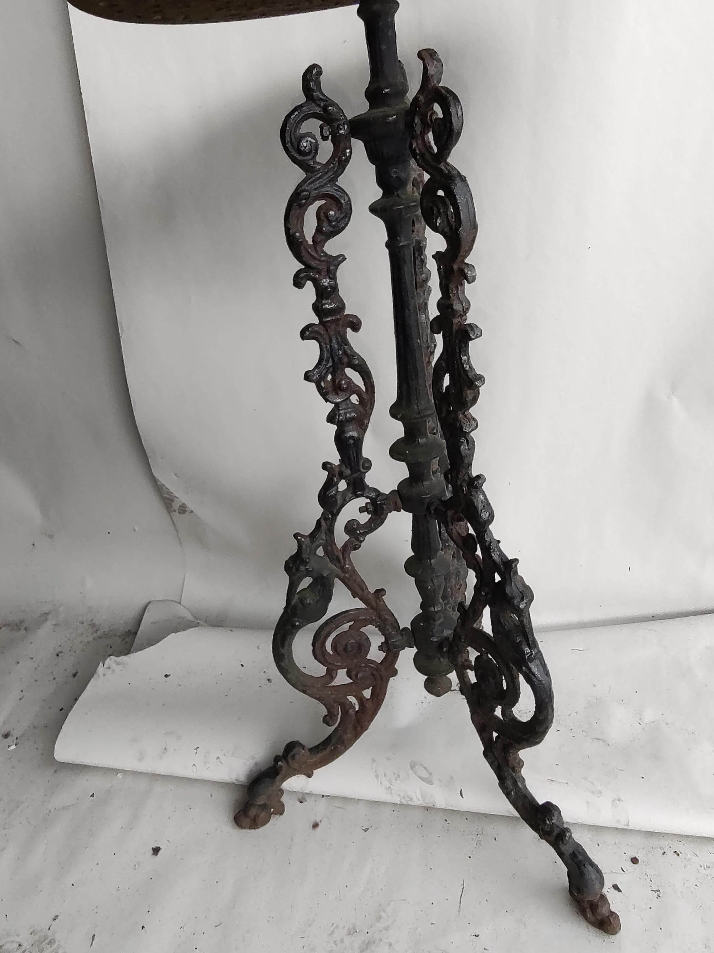 Late Victorian Ornate Cast Iron Garden Side End Table Plant Stand In Good Condition For Sale In Port Jervis, NY