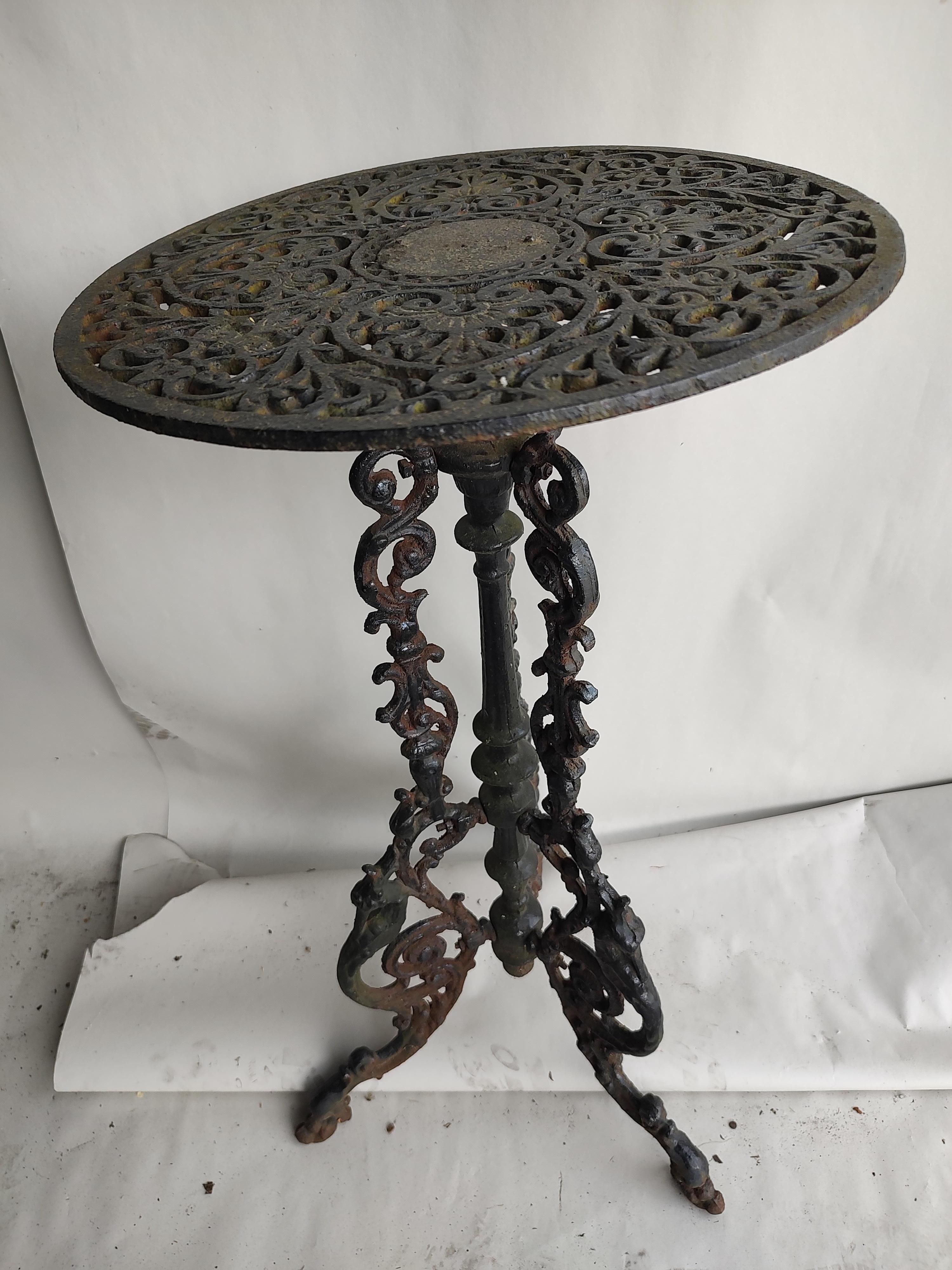 Late Victorian Ornate Cast Iron Garden Side End Table Plant Stand For Sale 3