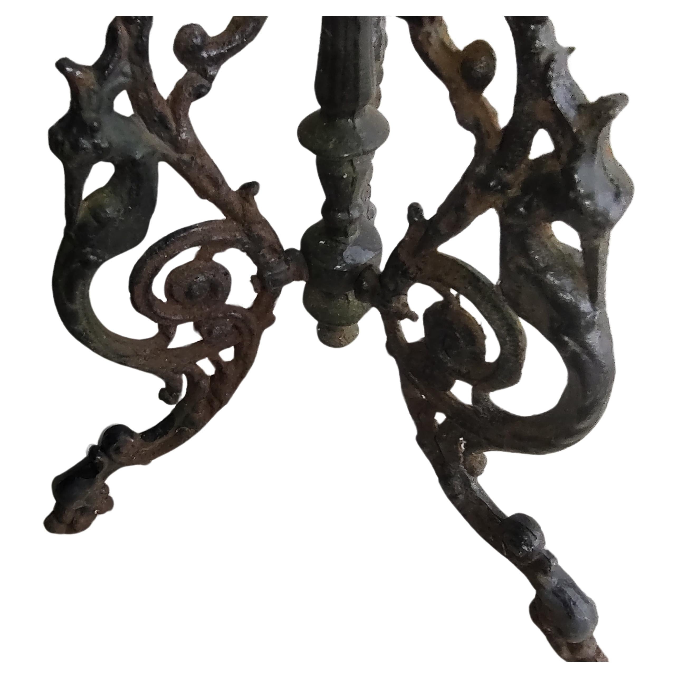 Fantastico tavolino da appoggio per piante in ghisa tardo-vittoriano. Gamba tripla molto decorata con piano rotondo fuso. La parte superiore ha una piccola deformazione, una leggera inclinazione, non molto. Tanta patina, ruggine superficiale,