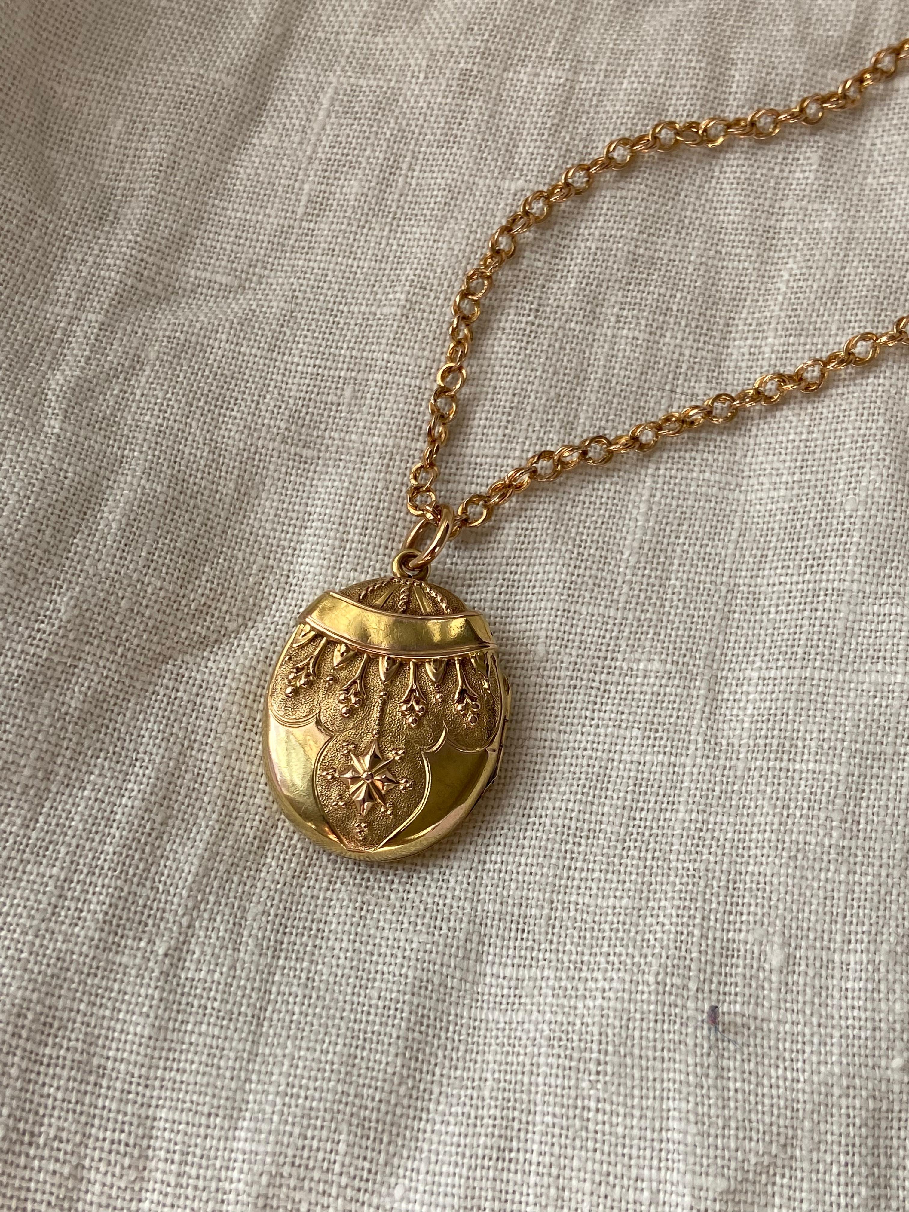 Spätviktorianisches verschniertes ovales Medaillon mit Kette aus 9 Karat Gold  (Neoetruskisch) im Angebot