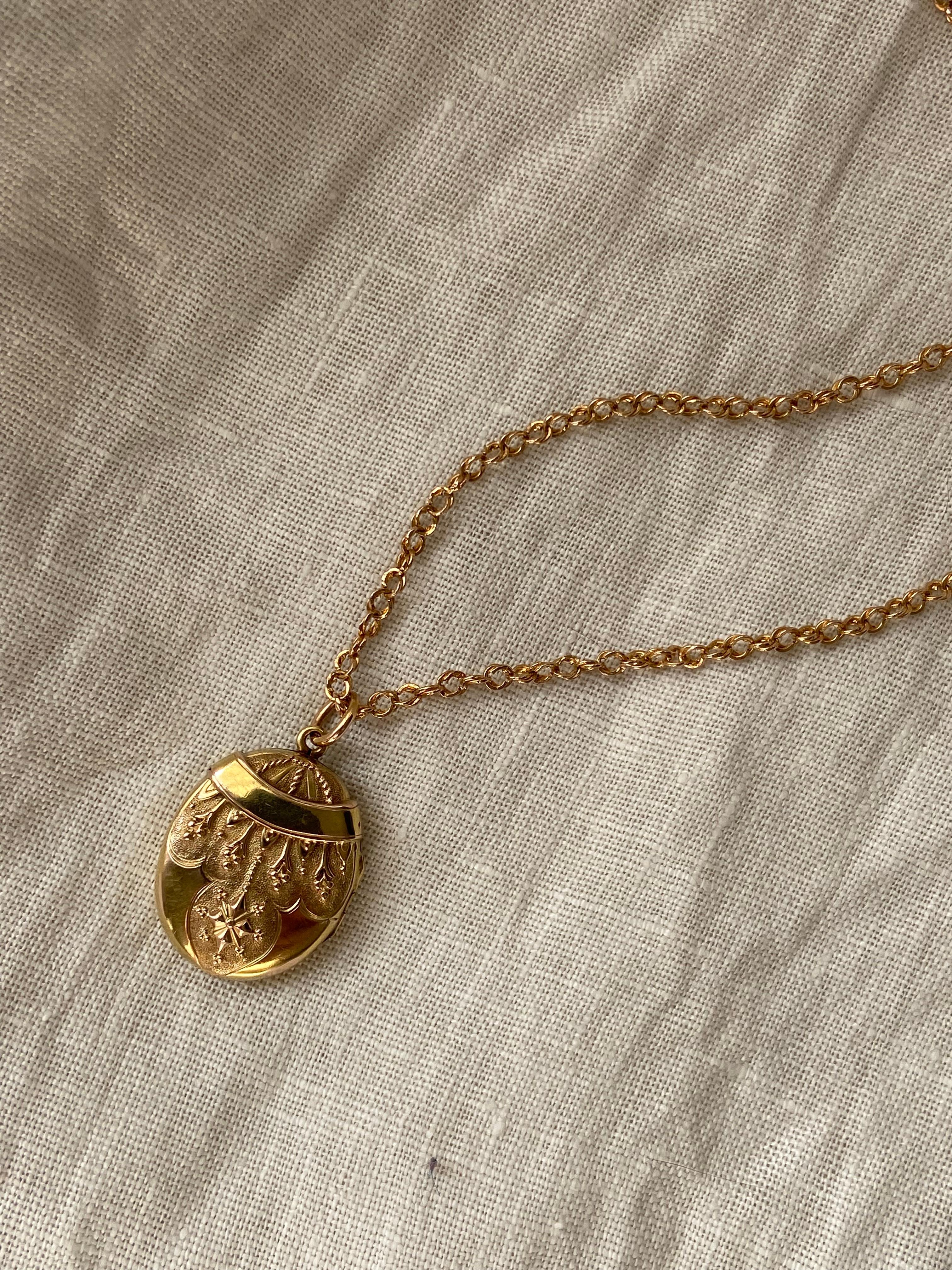 Late Victorian Ornate Oval Locket with Chain 9ct Gold  In Fair Condition For Sale In London, GB